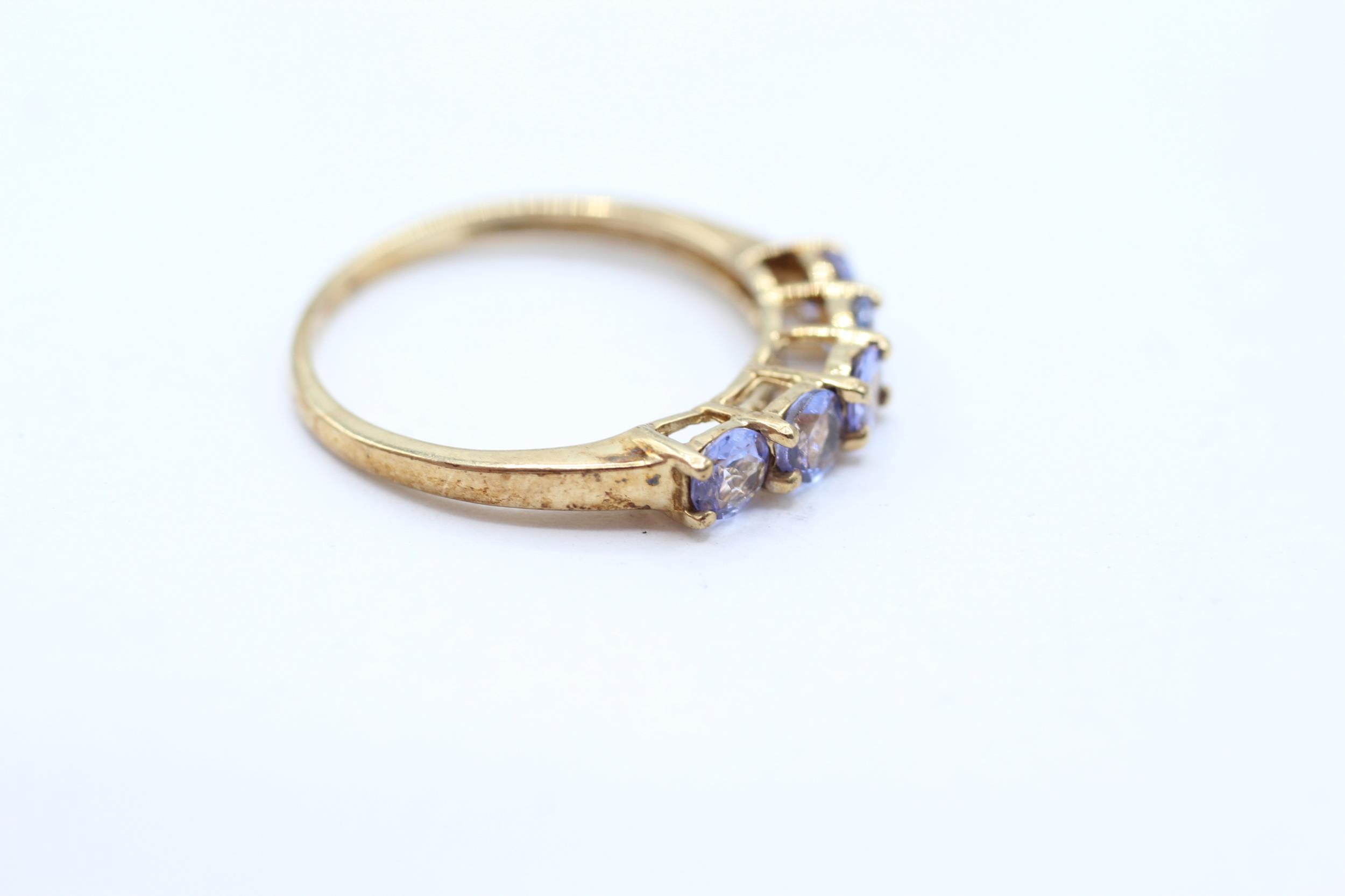 9ct gold tanzanite half eternity ring, claw set Size M 1.4 g - Image 2 of 4