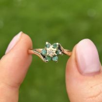 9ct gold diamond & emerald floral cluster ring Size P 1.9 g
