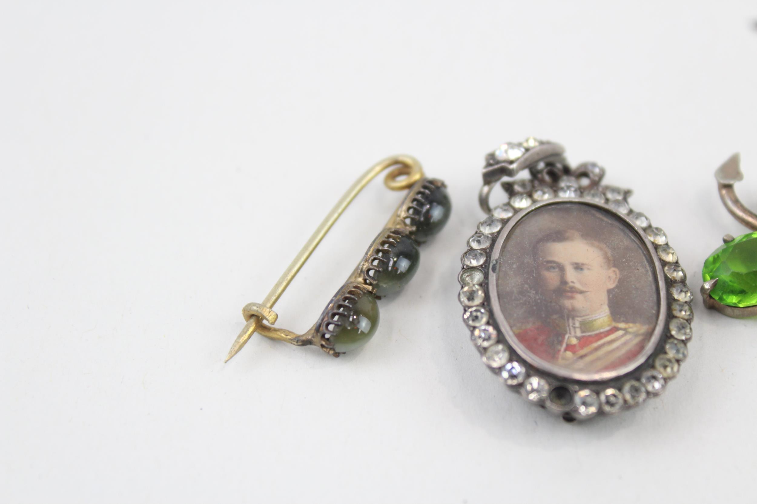 A collection of antique jewellery including double sided locket (19g) - Image 3 of 7