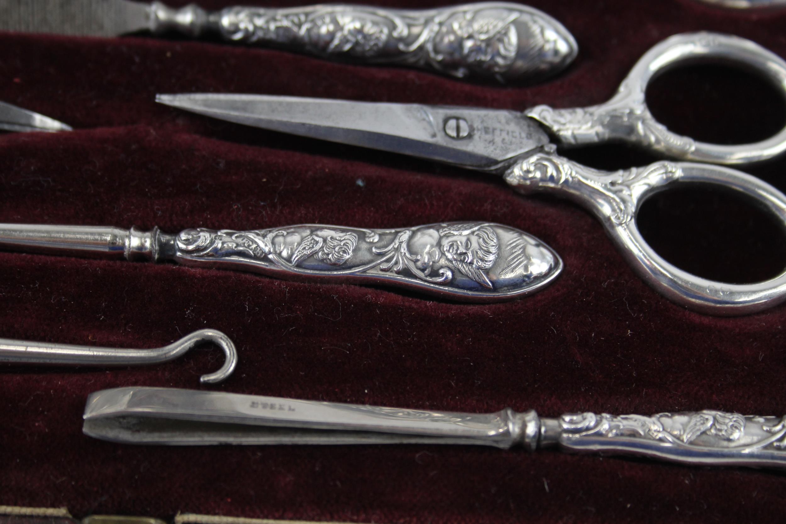 9 x Antique Victorian 1899 Birmingham Sterling Silver 9-Piece Vanity Set (167g) - w/ Cherub - Bild 4 aus 7