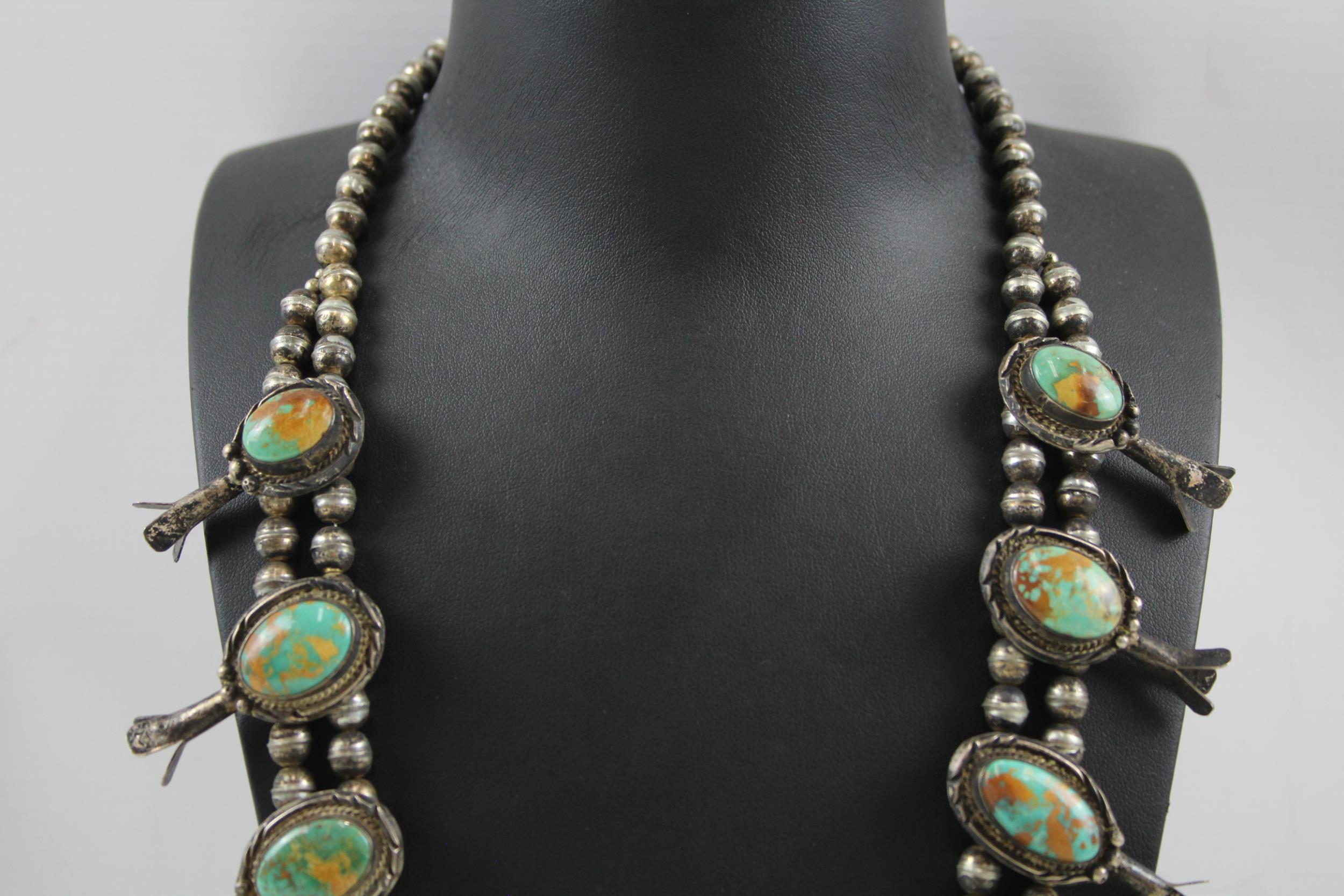 Silver Navajo jewellery set including squash blossom by Dave Pino (single earring) (315g) - Image 5 of 8