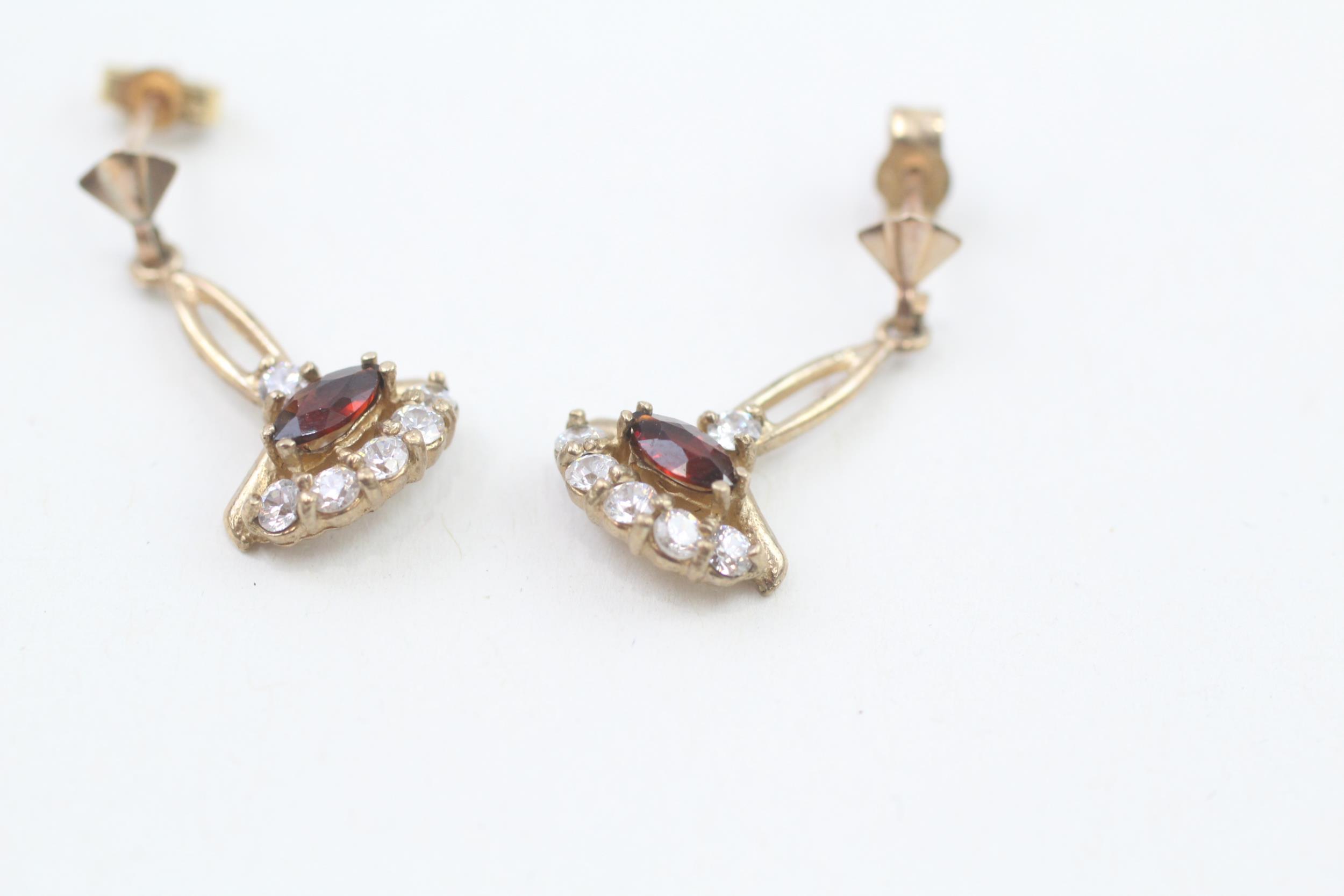 9ct gold garnet & cubic zirconia drop earrings 1.6 g - Image 3 of 4