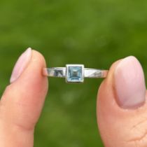 9ct white gold blue topaz set solitaire ring Size P 2.1 g