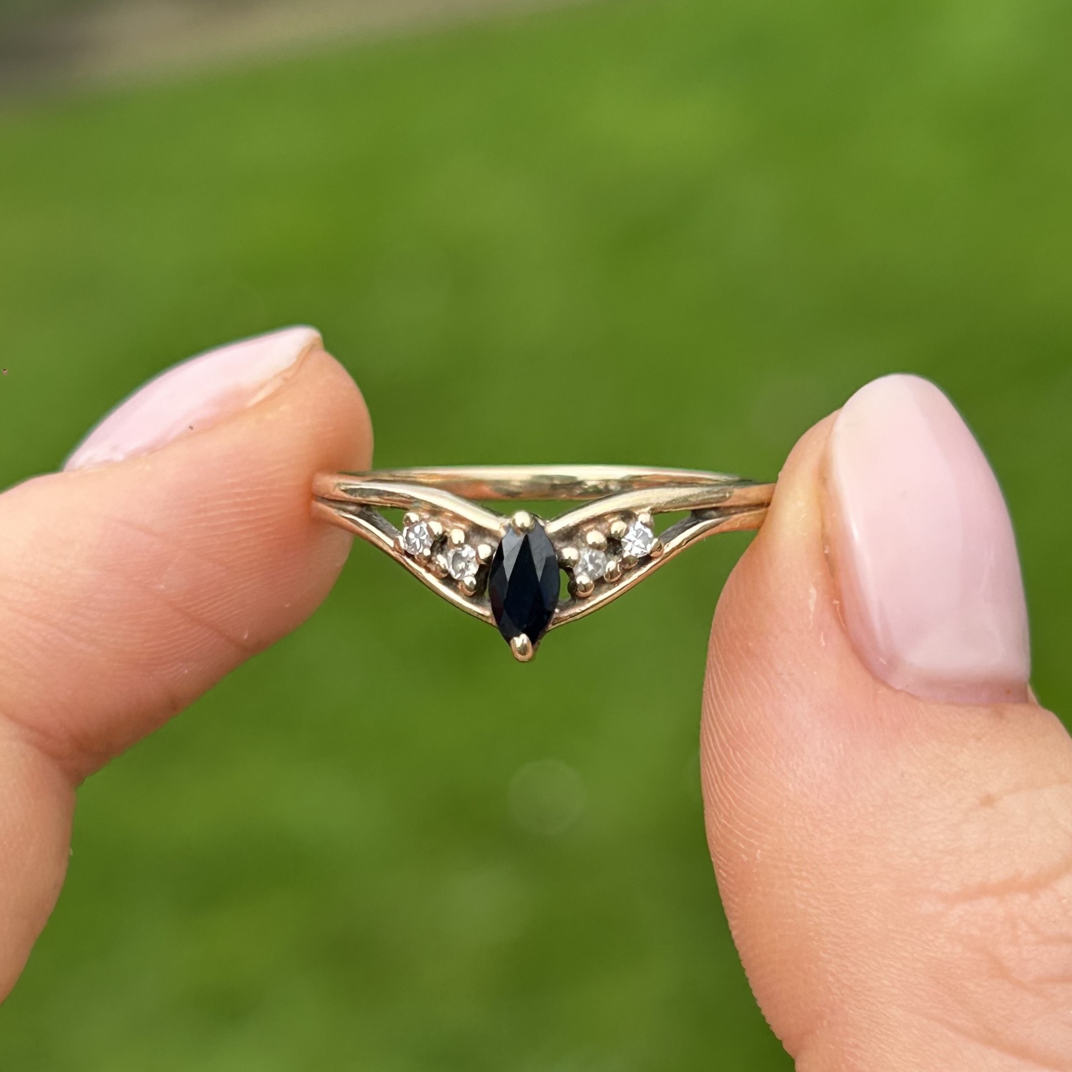 9ct gold diamond & sapphire five stone openwork chevron ring Size T 2.1 g