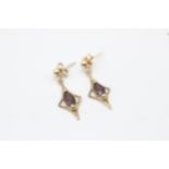 9ct gold garnet single stone dangle earrings 1.4 g