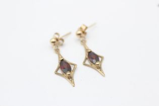 9ct gold garnet single stone dangle earrings 1.4 g
