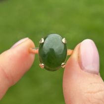9ct gold vintage nephrite cabochon set cocktail ring Size P 3.5 g