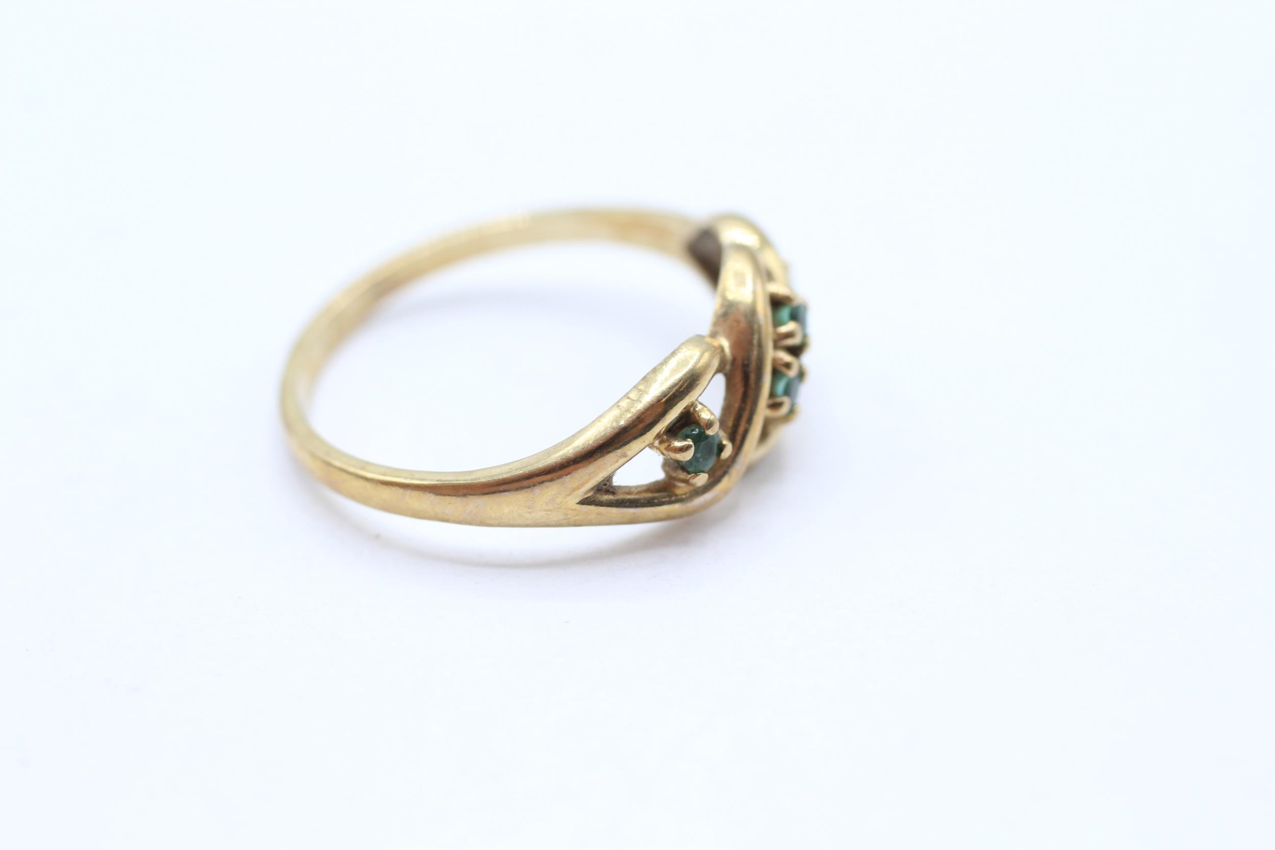 9ct gold emerald ring, claw set Size P 2 g - Image 2 of 4