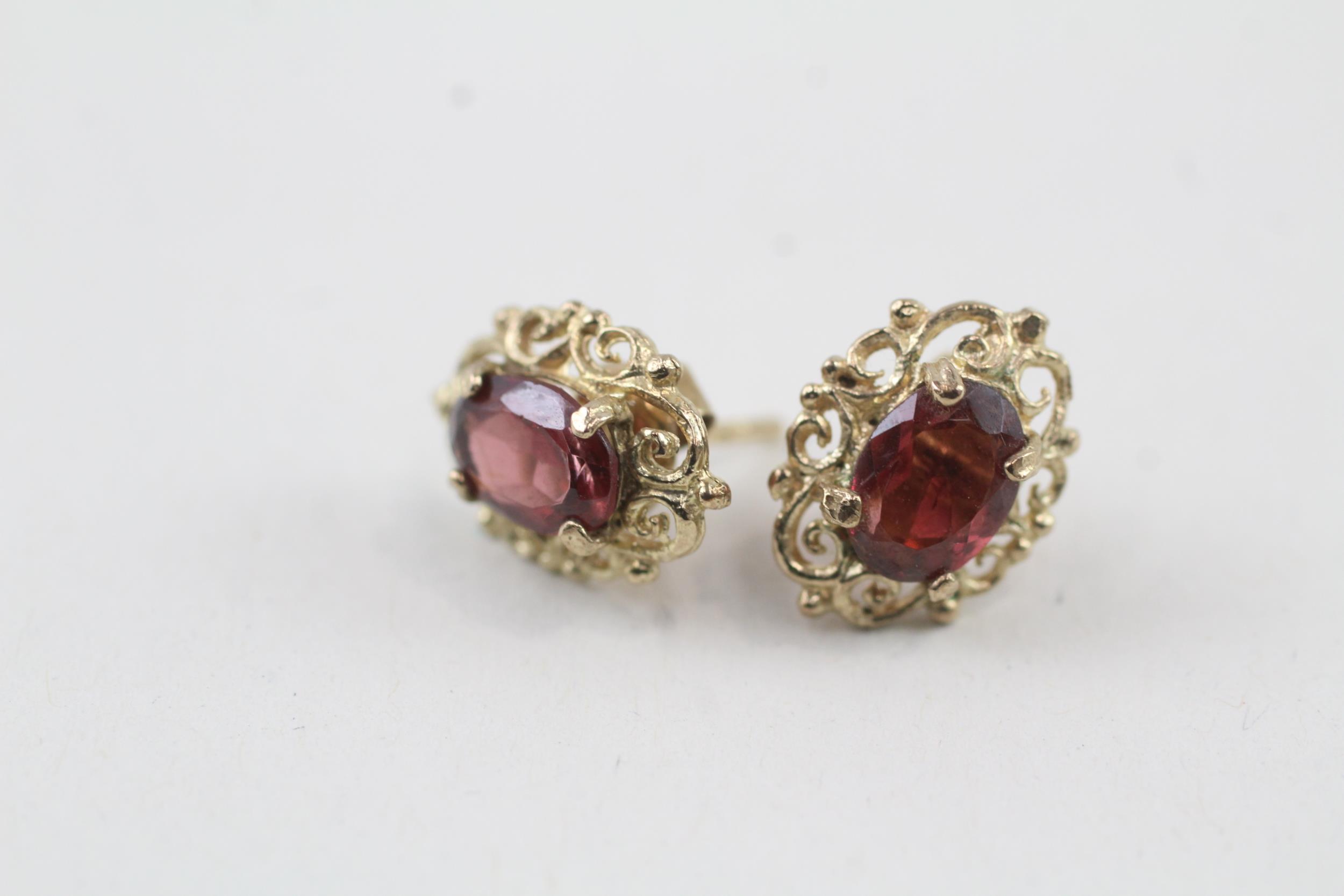 9ct gold garnet ornate stud earrings 1.5 g - Image 5 of 5