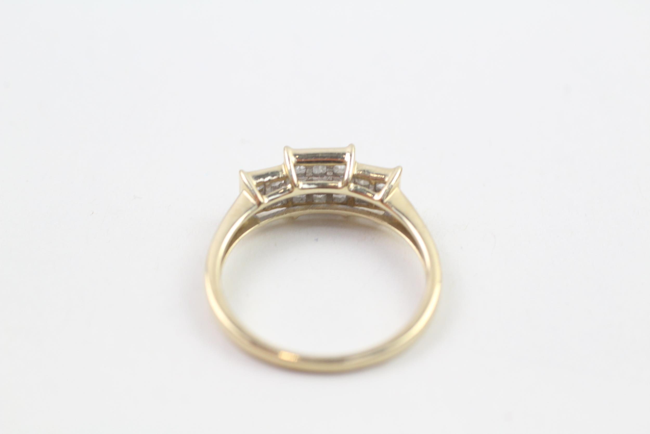 9ct gold square-shaped triple cluster ring Size Q 2.4 g - Image 4 of 4