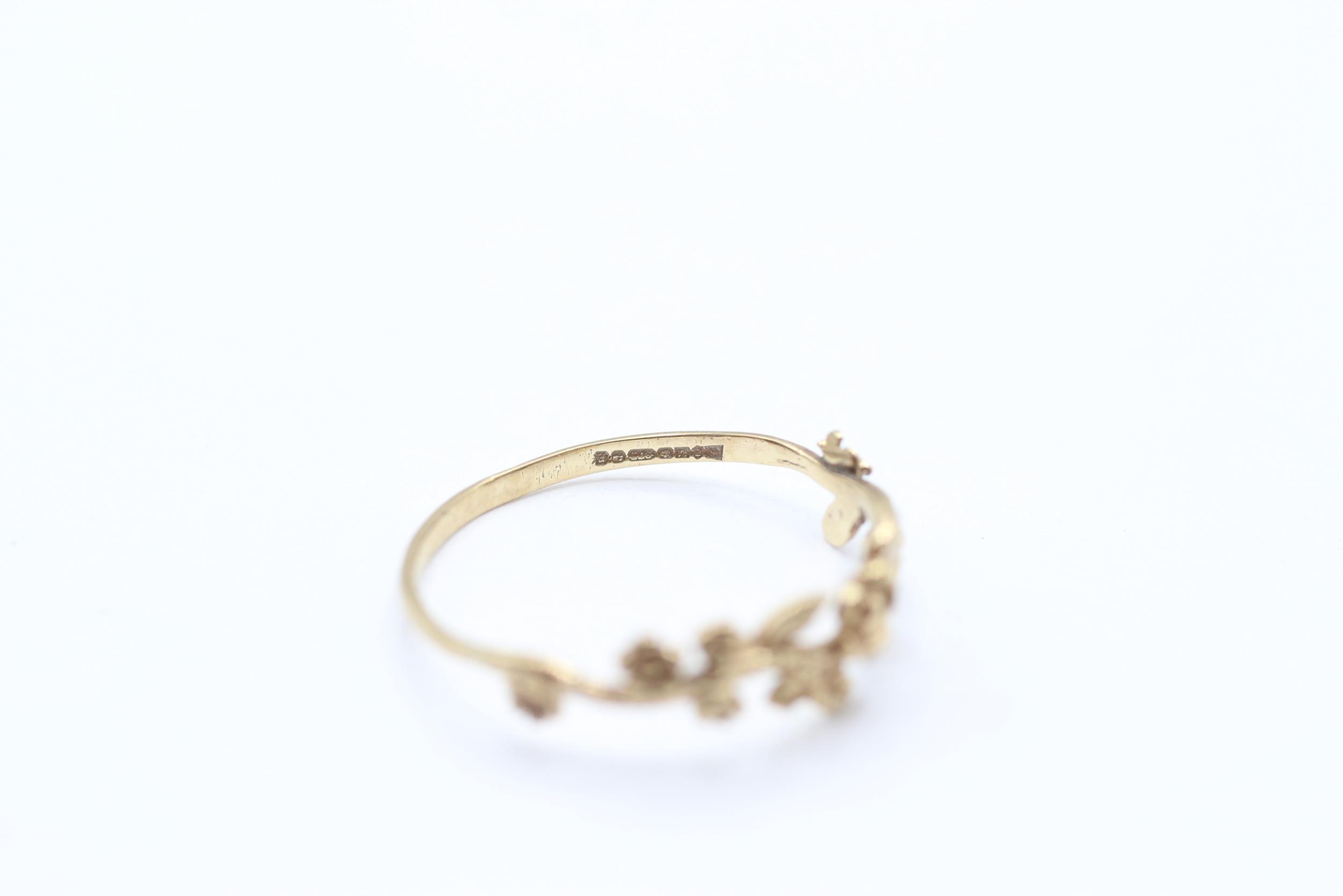 9ct gold vintage floral patterned ring Size O 1 g - Image 3 of 5