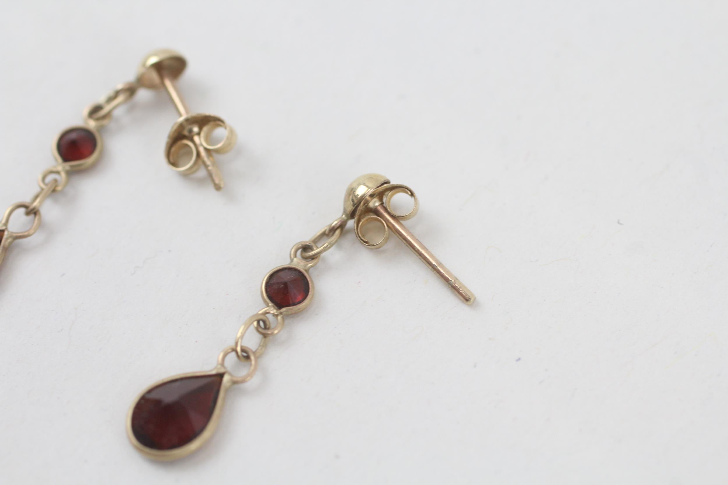9ct gold garnet two stone dangle earrings 0.9 g - Image 5 of 5