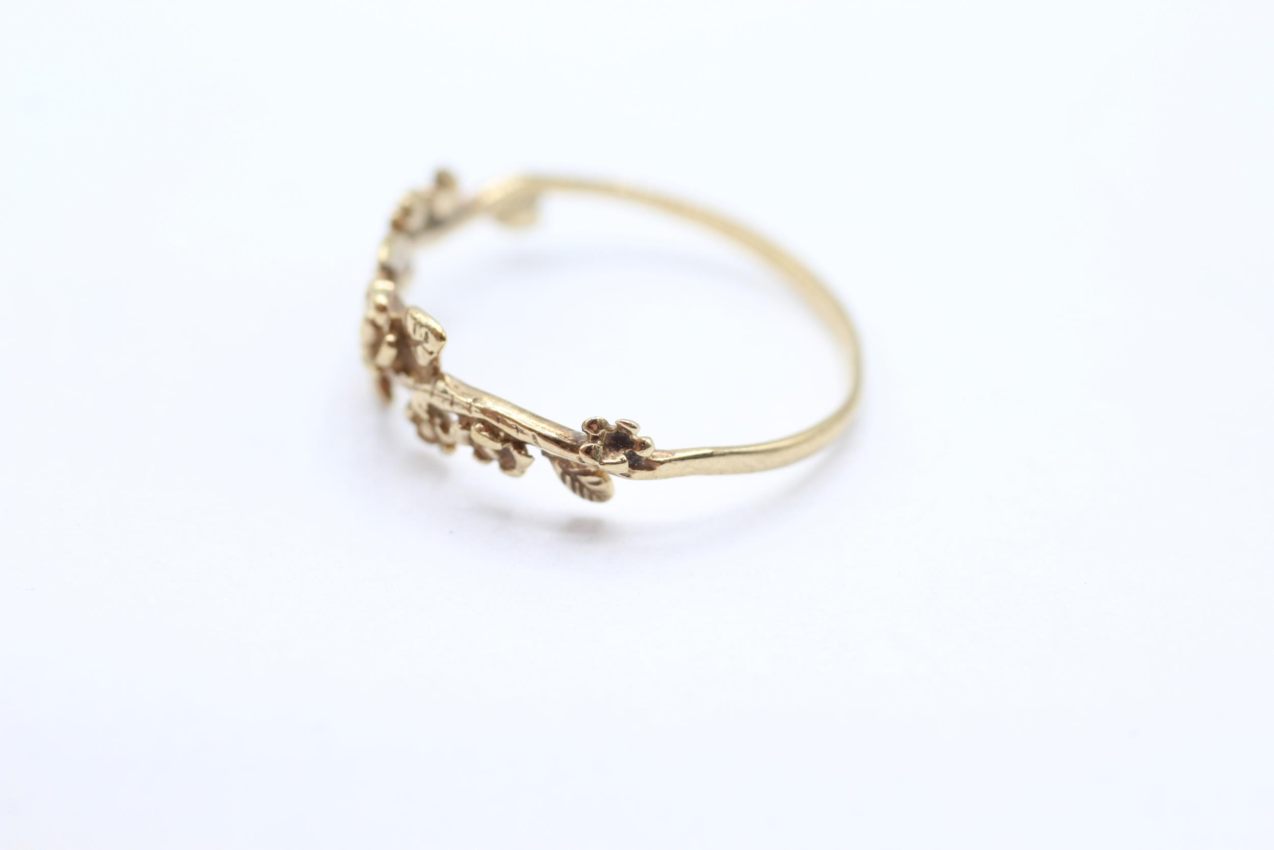 9ct gold vintage floral patterned ring Size O 1 g - Image 4 of 5