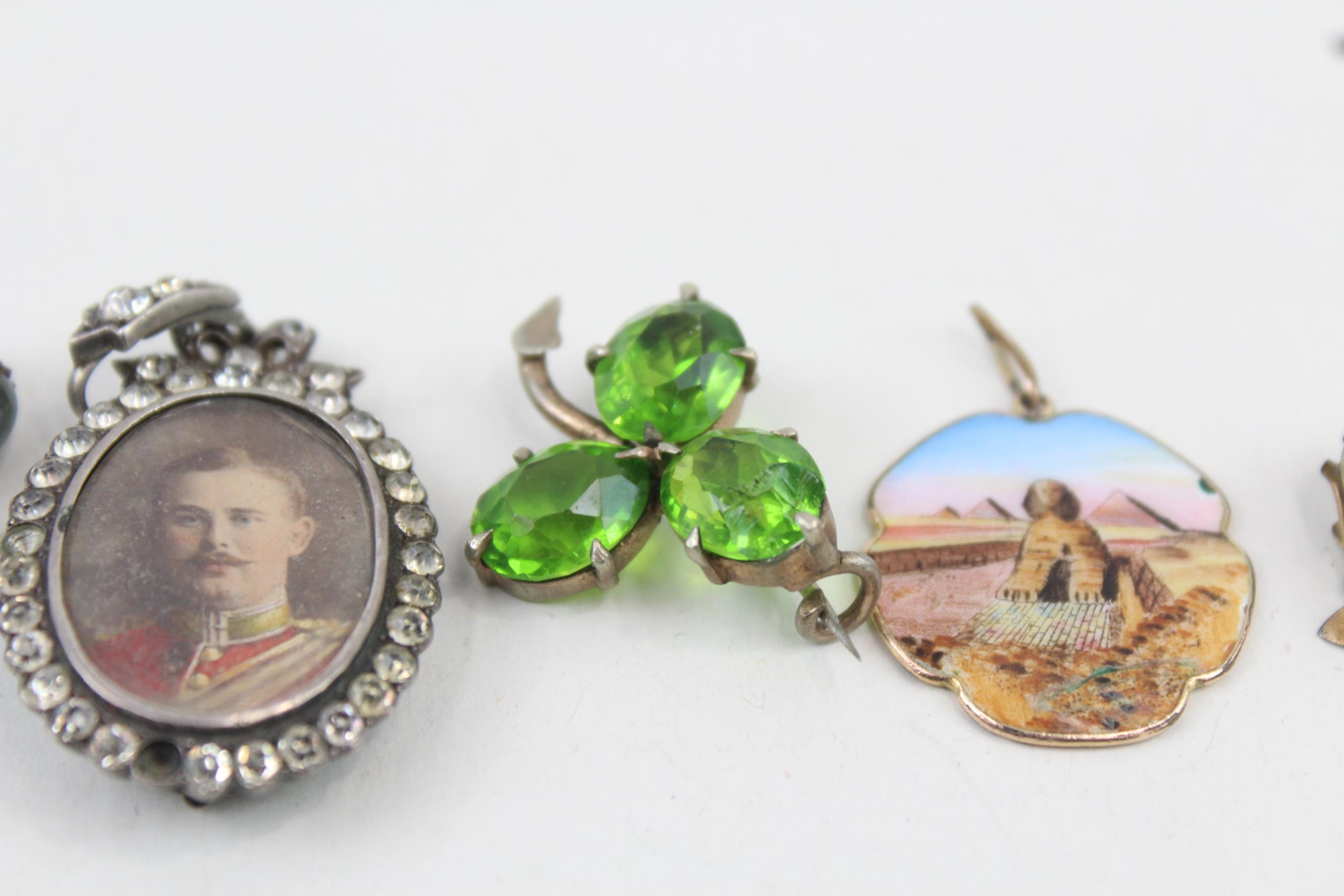 A collection of antique jewellery including double sided locket (19g) - Image 4 of 7