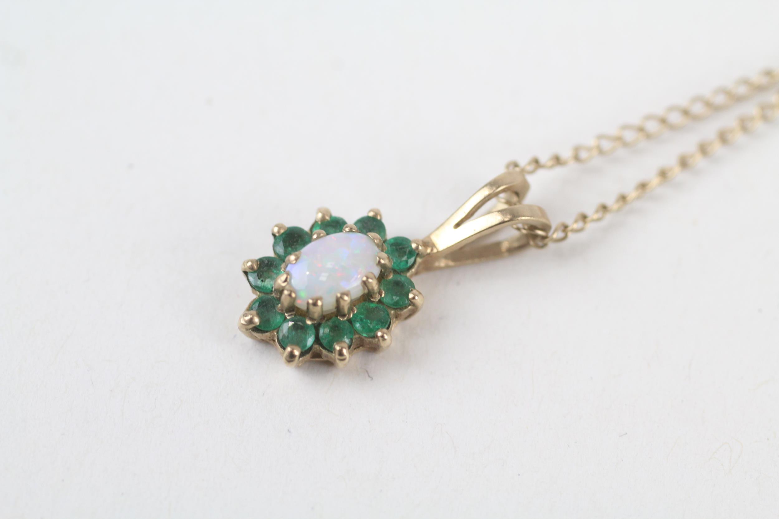 9ct gold opal and emerald cluster pendant necklace 2.5 g - Image 3 of 5