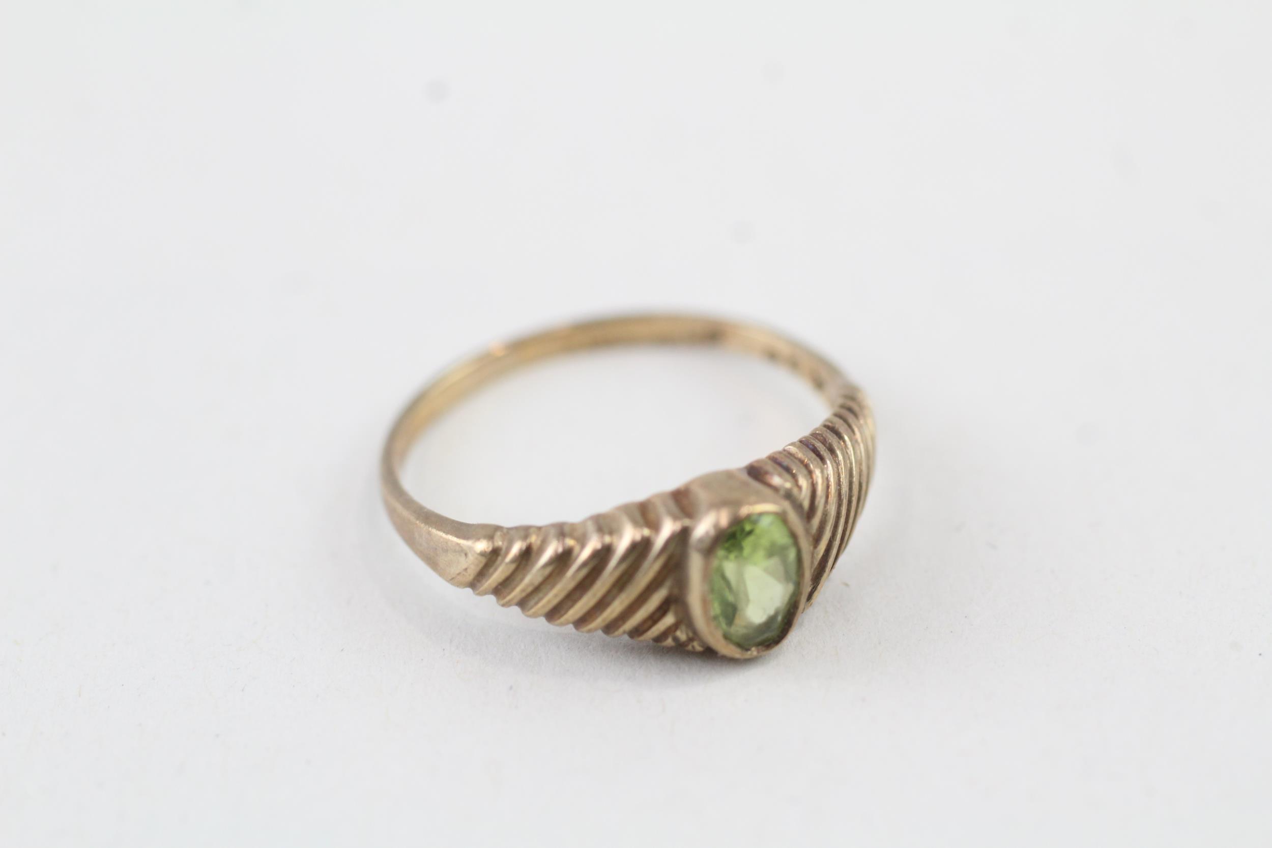 9ct gold oval peridot single stone ring Size J 1.4 g - Image 5 of 5