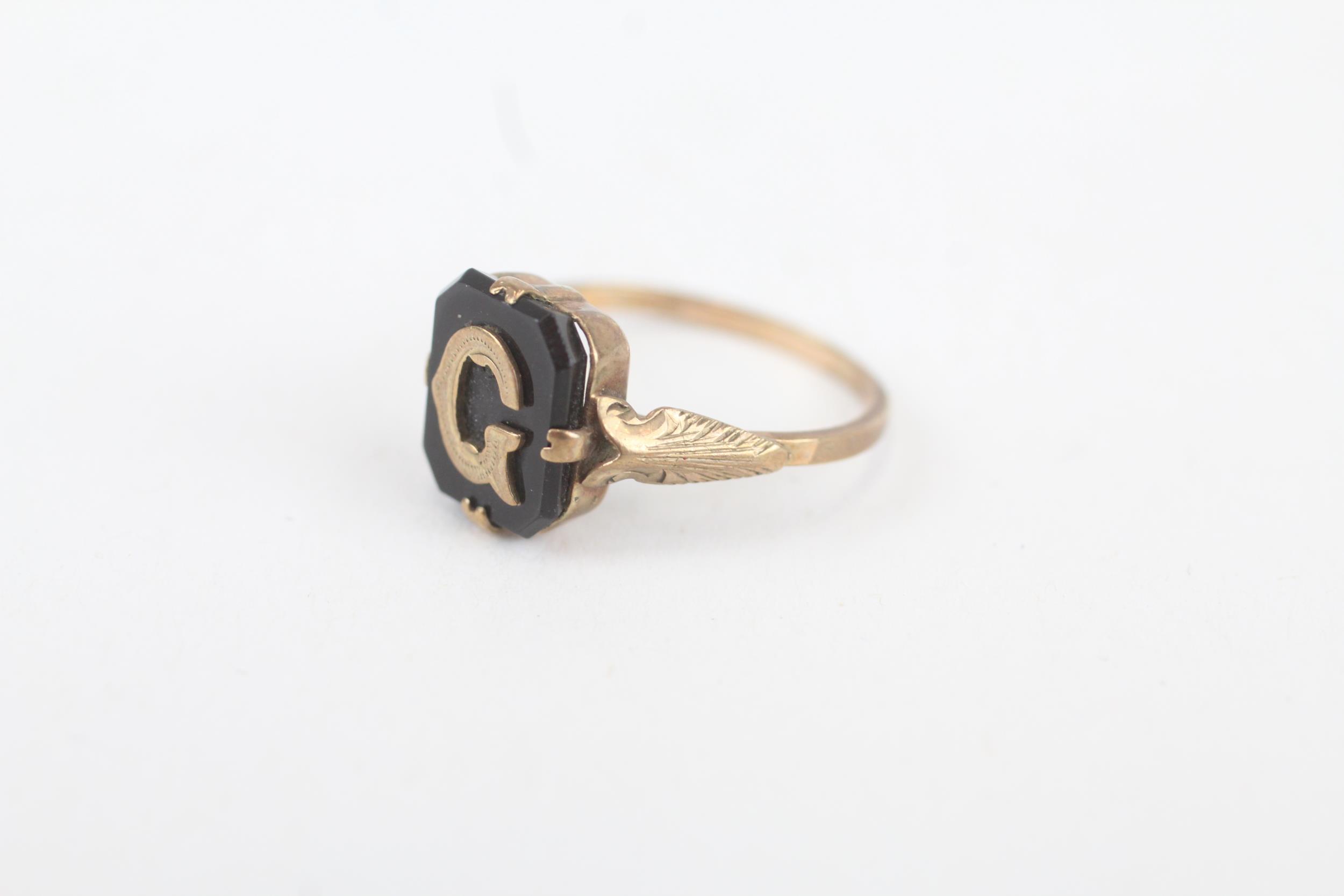 9ct gold antique onyx initial 'G' signet ring - MISHAPEN - AS SEEN Size J 1.6 g - Image 3 of 4