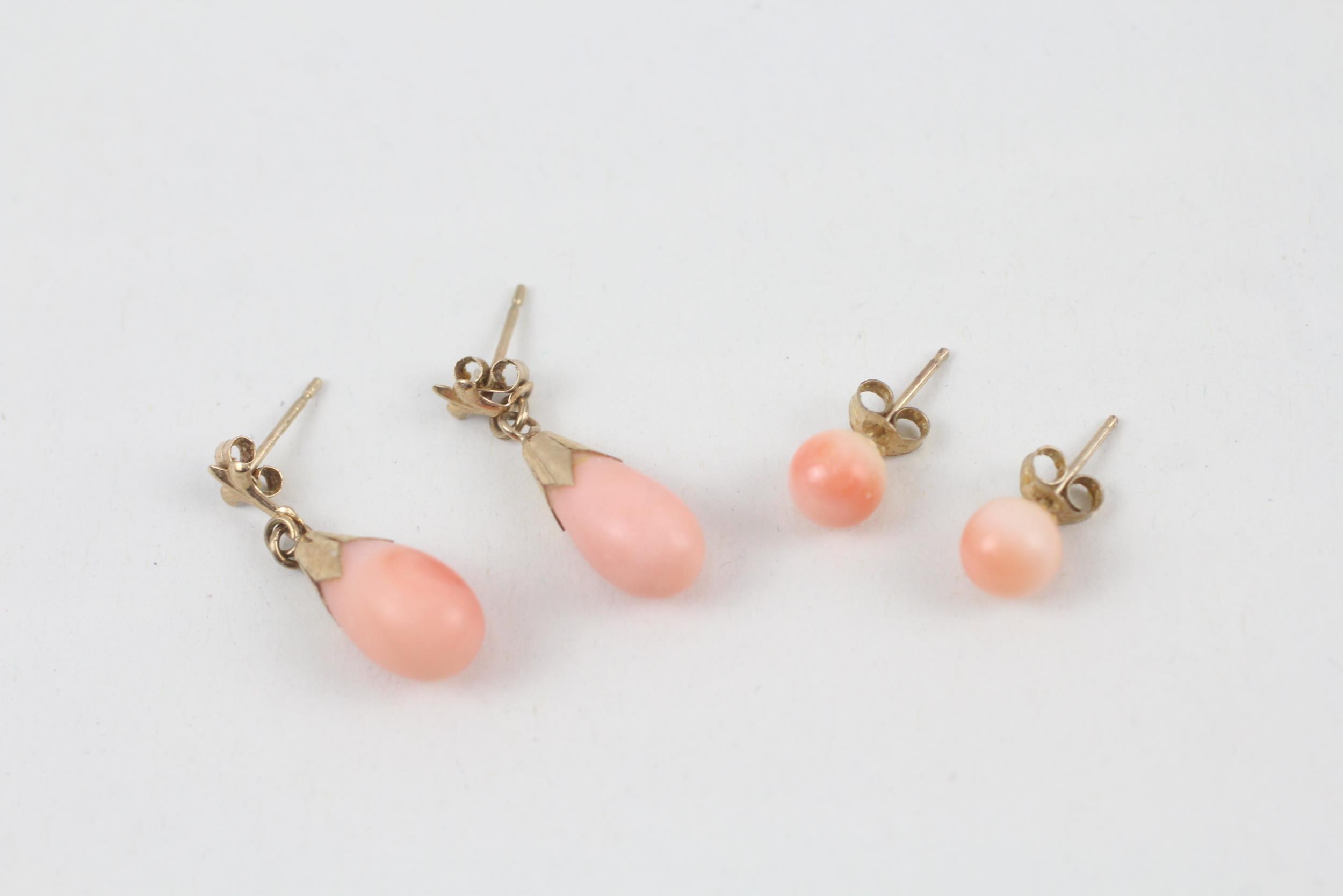 2 x 9ct gold coral set earrings, drops and studs 2.5 g