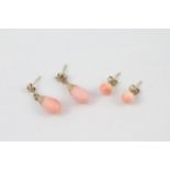 2 x 9ct gold coral set earrings, drops and studs 2.5 g