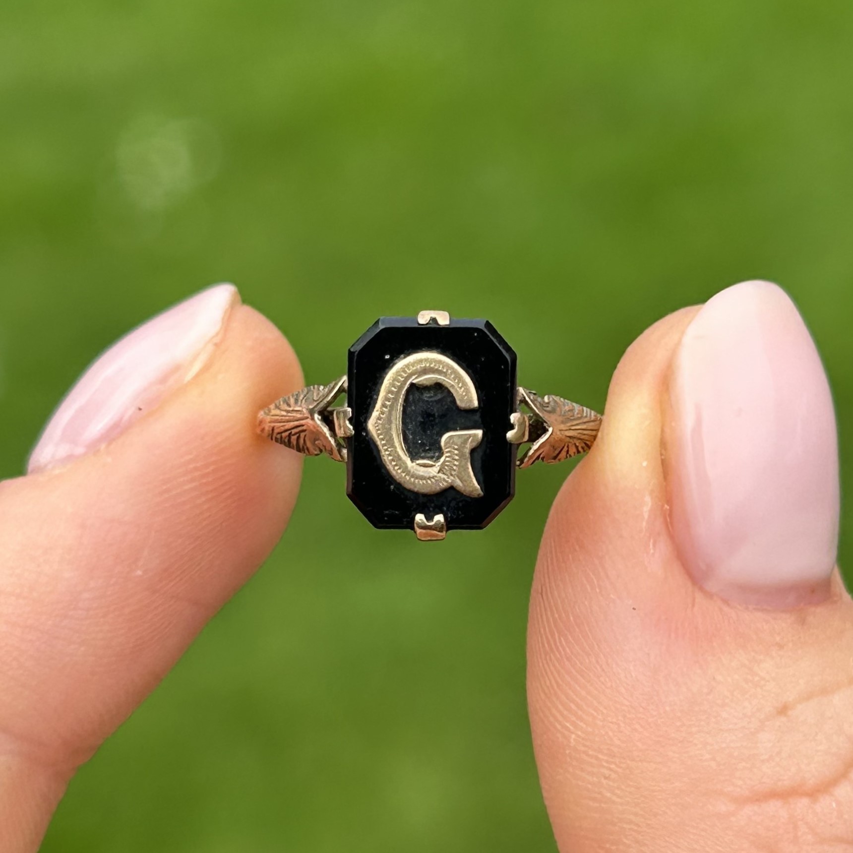 9ct gold antique onyx initial 'G' signet ring - MISHAPEN - AS SEEN Size J 1.6 g