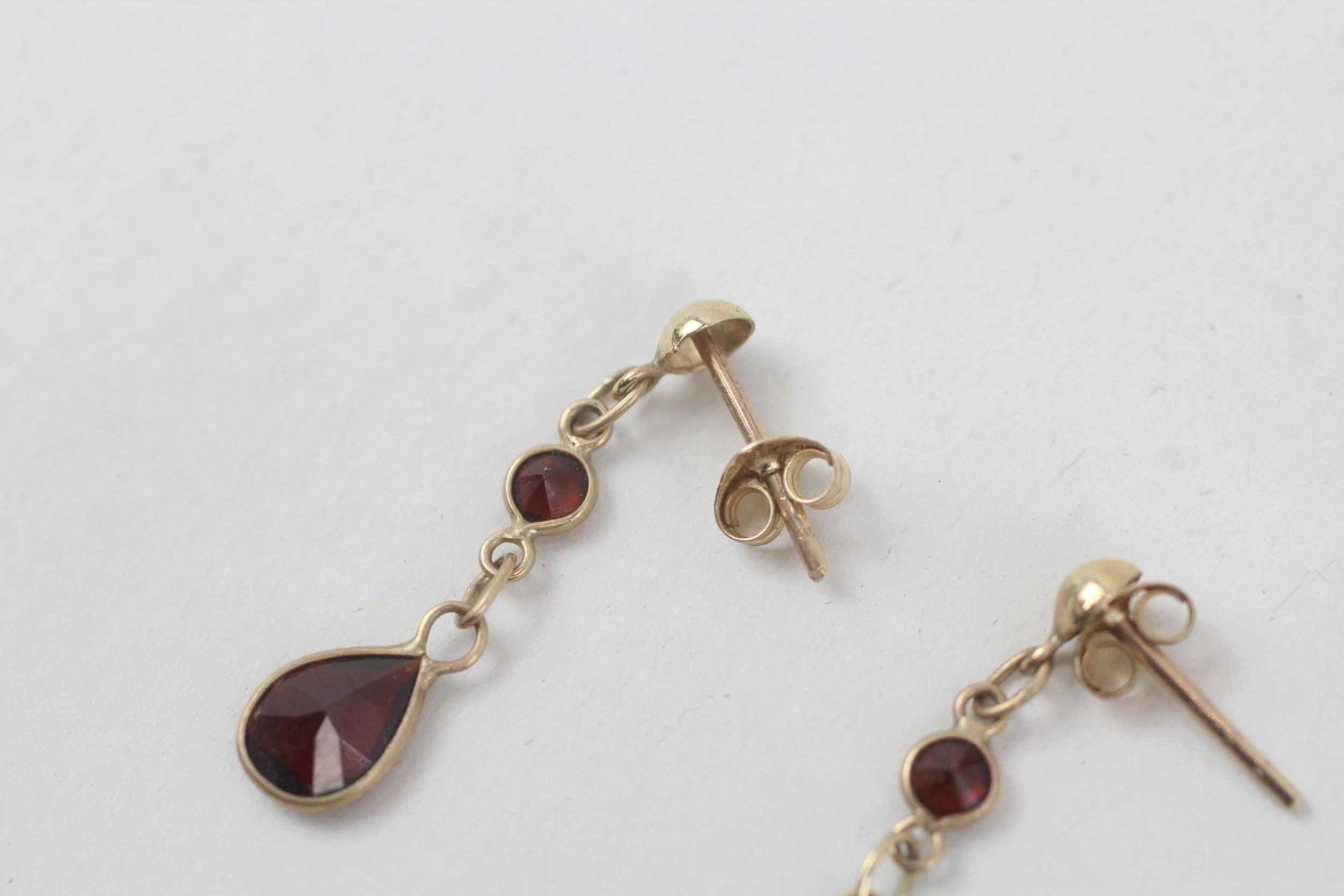 9ct gold garnet two stone dangle earrings 0.9 g - Image 3 of 5