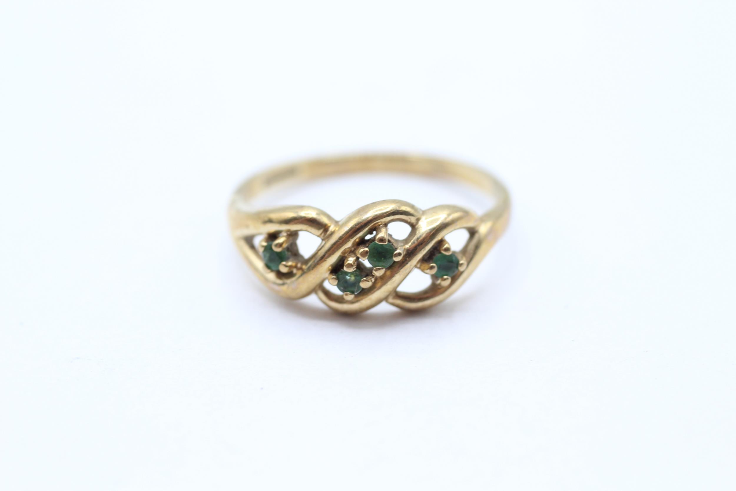 9ct gold emerald ring, claw set Size P 2 g