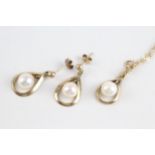 2 x 9ct gold cultured pearl set earrings and pendant necklace 3.8 g