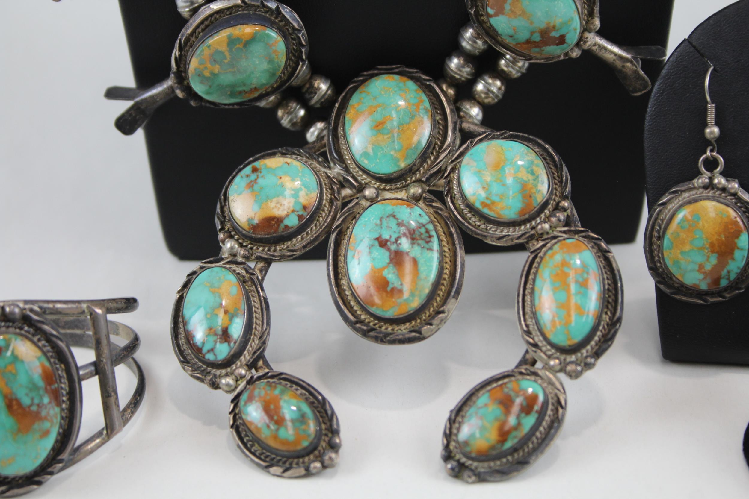 Silver Navajo jewellery set including squash blossom by Dave Pino (single earring) (315g) - Image 3 of 8