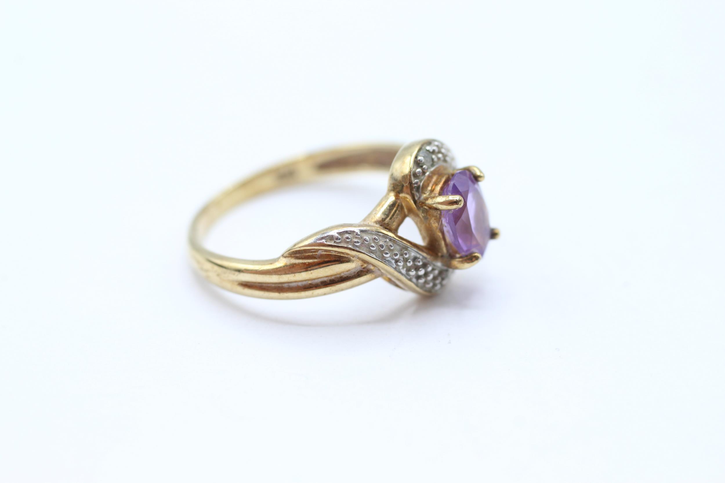 9ct gold amethyst single stone twist ring with diamond accent Size M 2.3 g - Image 2 of 4