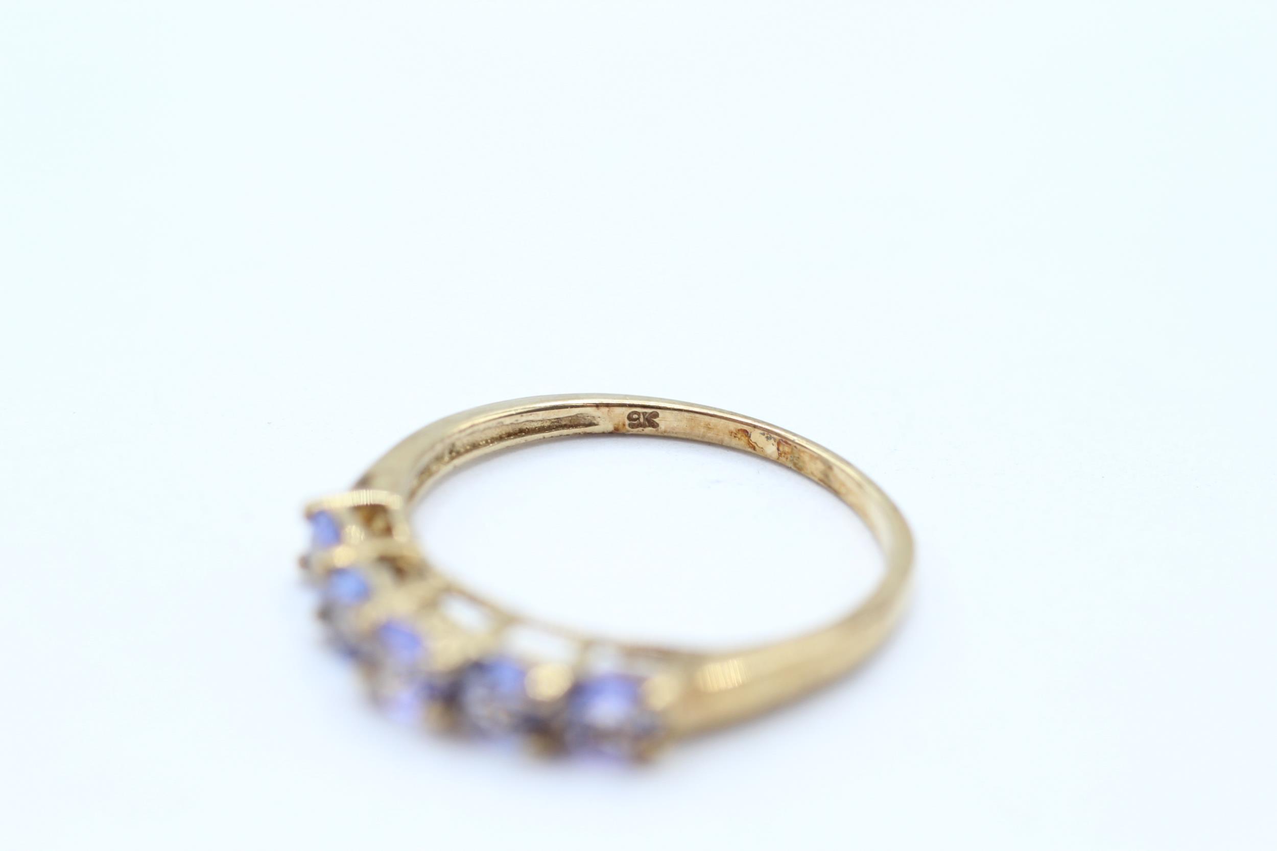 9ct gold tanzanite half eternity ring, claw set Size M 1.4 g - Image 4 of 4