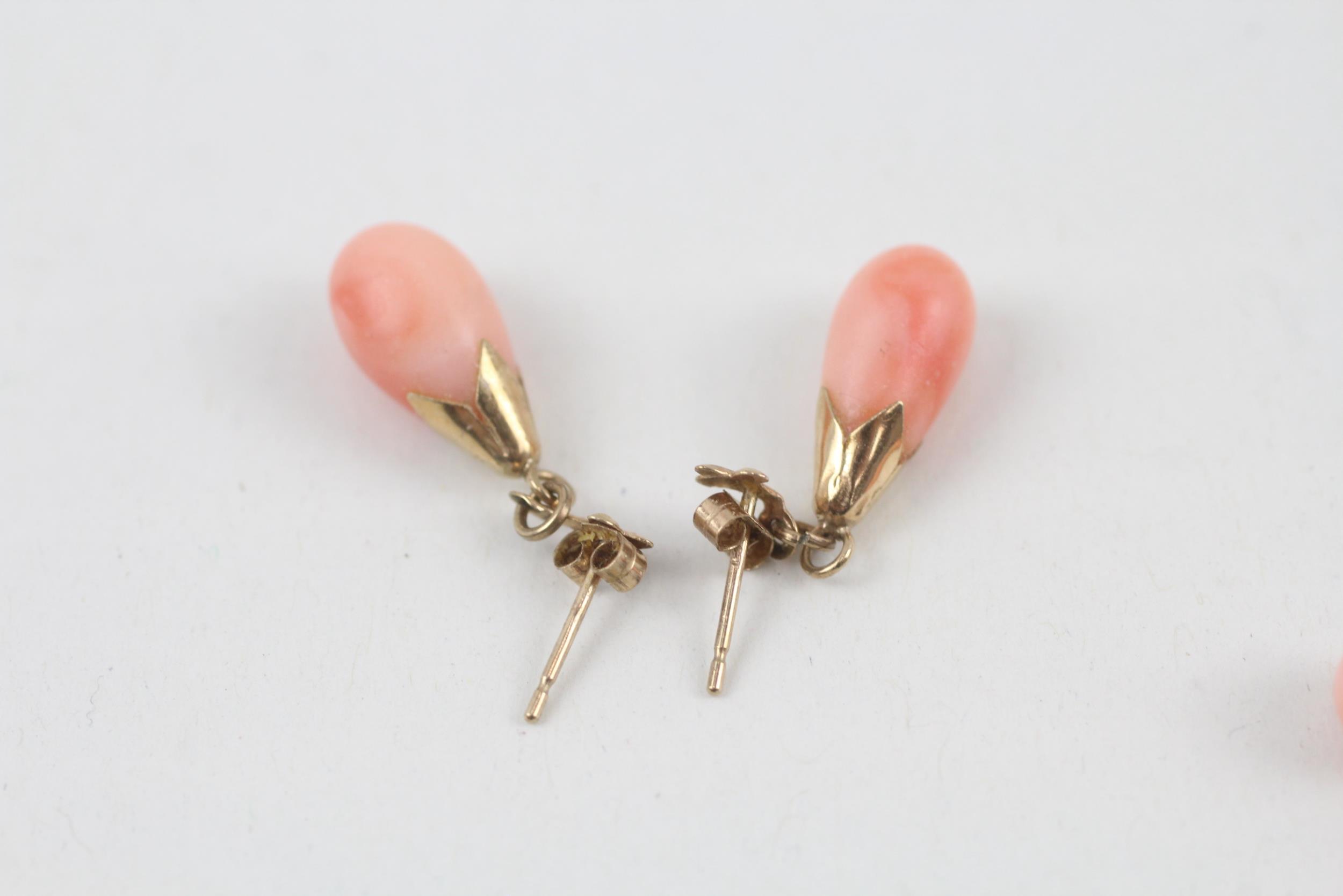 2 x 9ct gold coral set earrings, drops and studs 2.5 g - Image 4 of 5