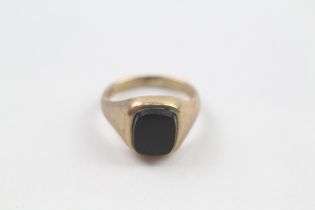 9ct gold black onyx cushion shaped signet ring Size H 2.3 g
