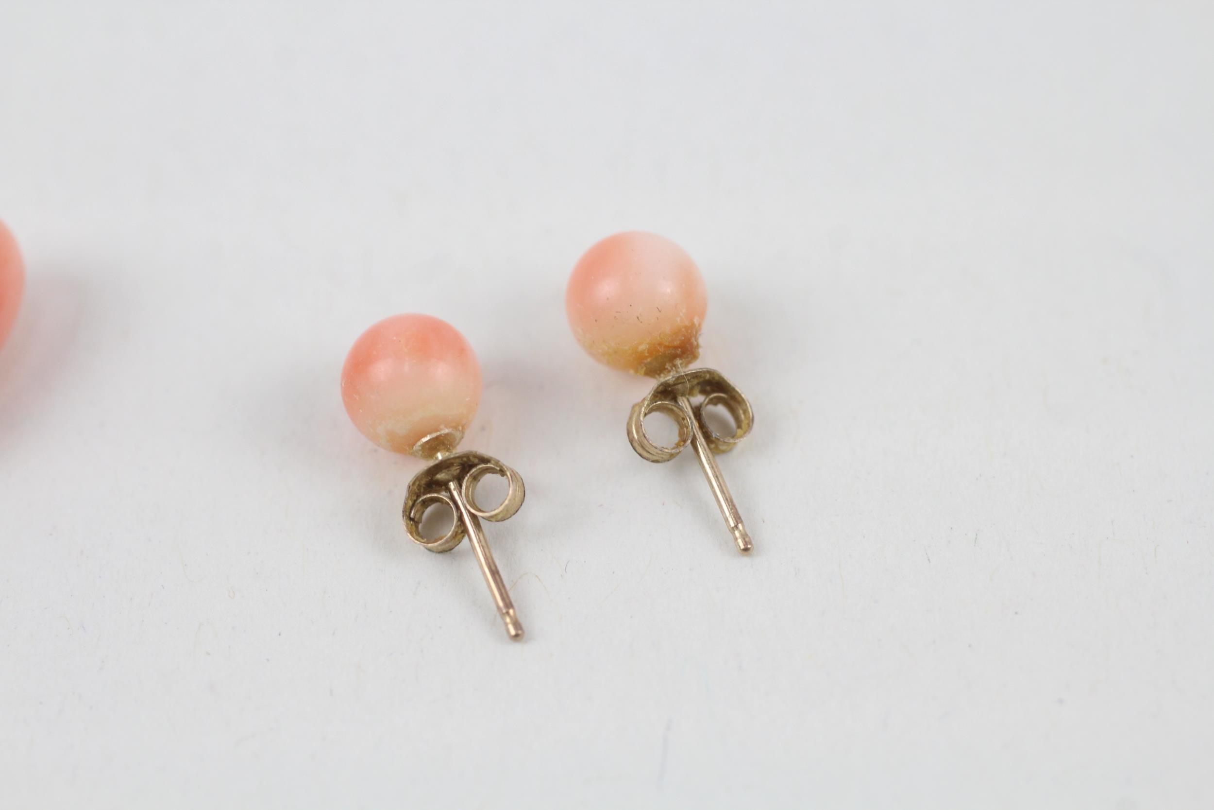 2 x 9ct gold coral set earrings, drops and studs 2.5 g - Image 5 of 5