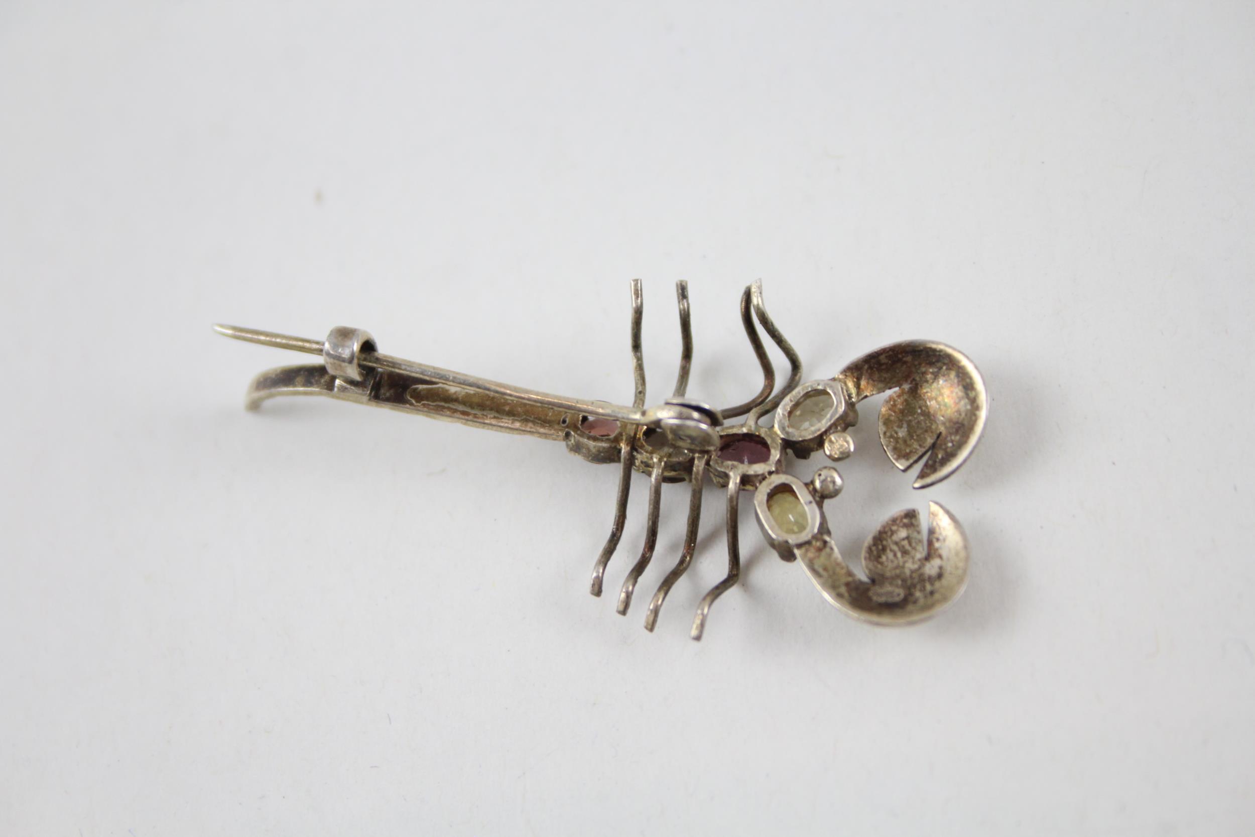 Silver 1930s scorpion brooch set with gemstones (3g) - Image 4 of 6