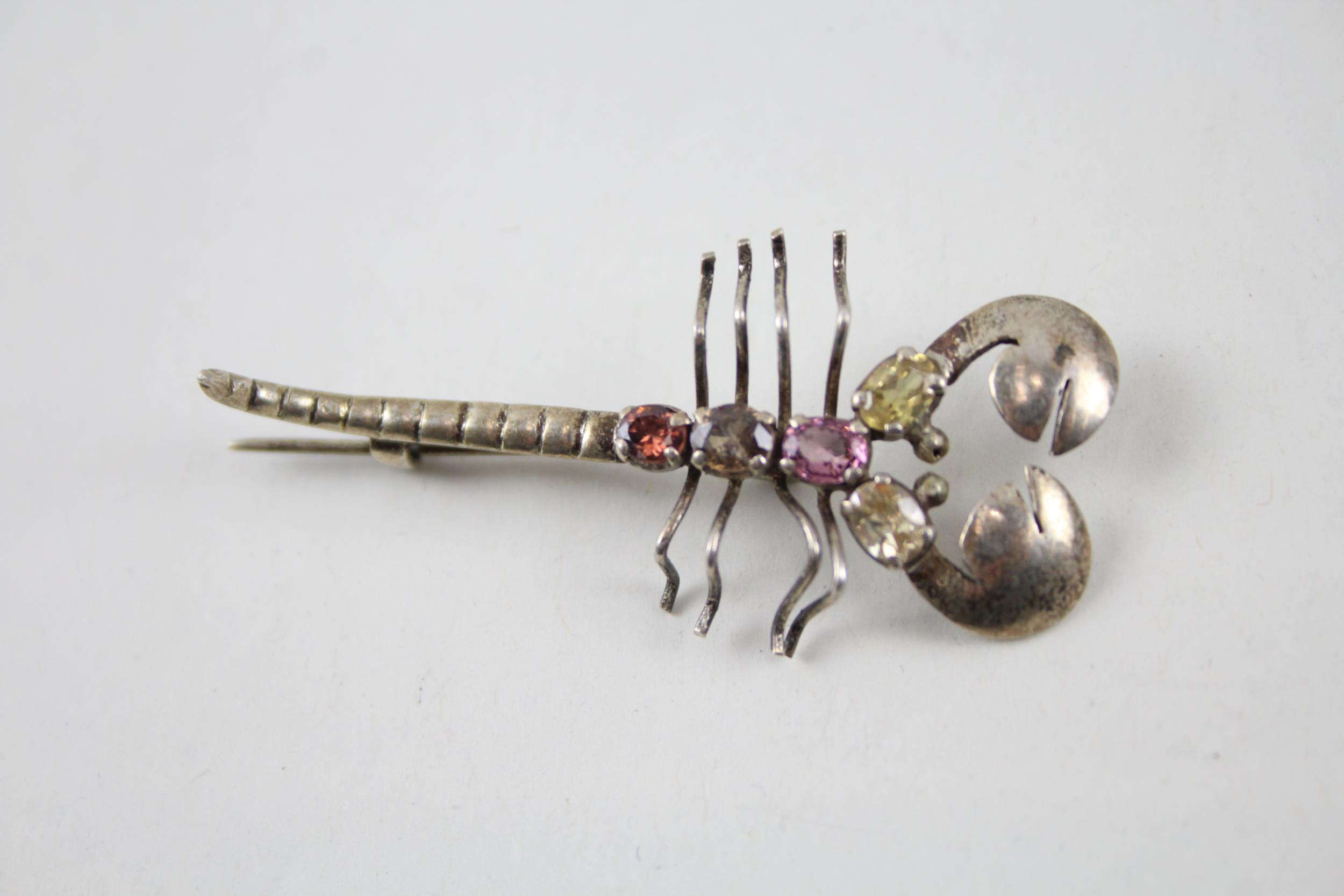 Silver 1930s scorpion brooch set with gemstones (3g)