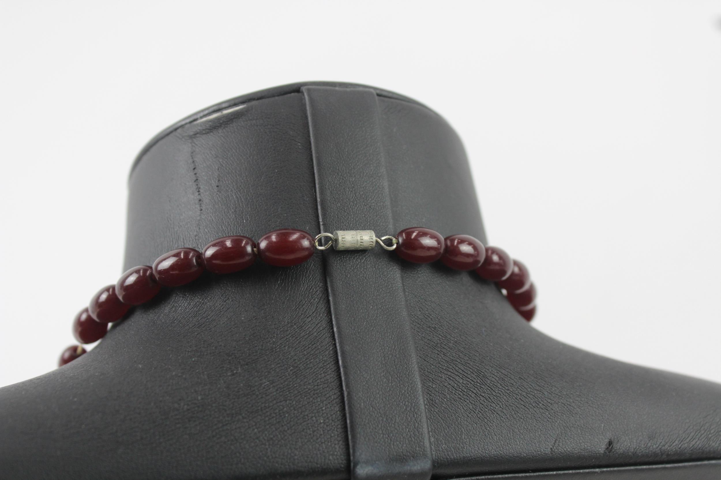 Cherry Bakelite graduated necklace with screw clasp (66g) - Image 7 of 7