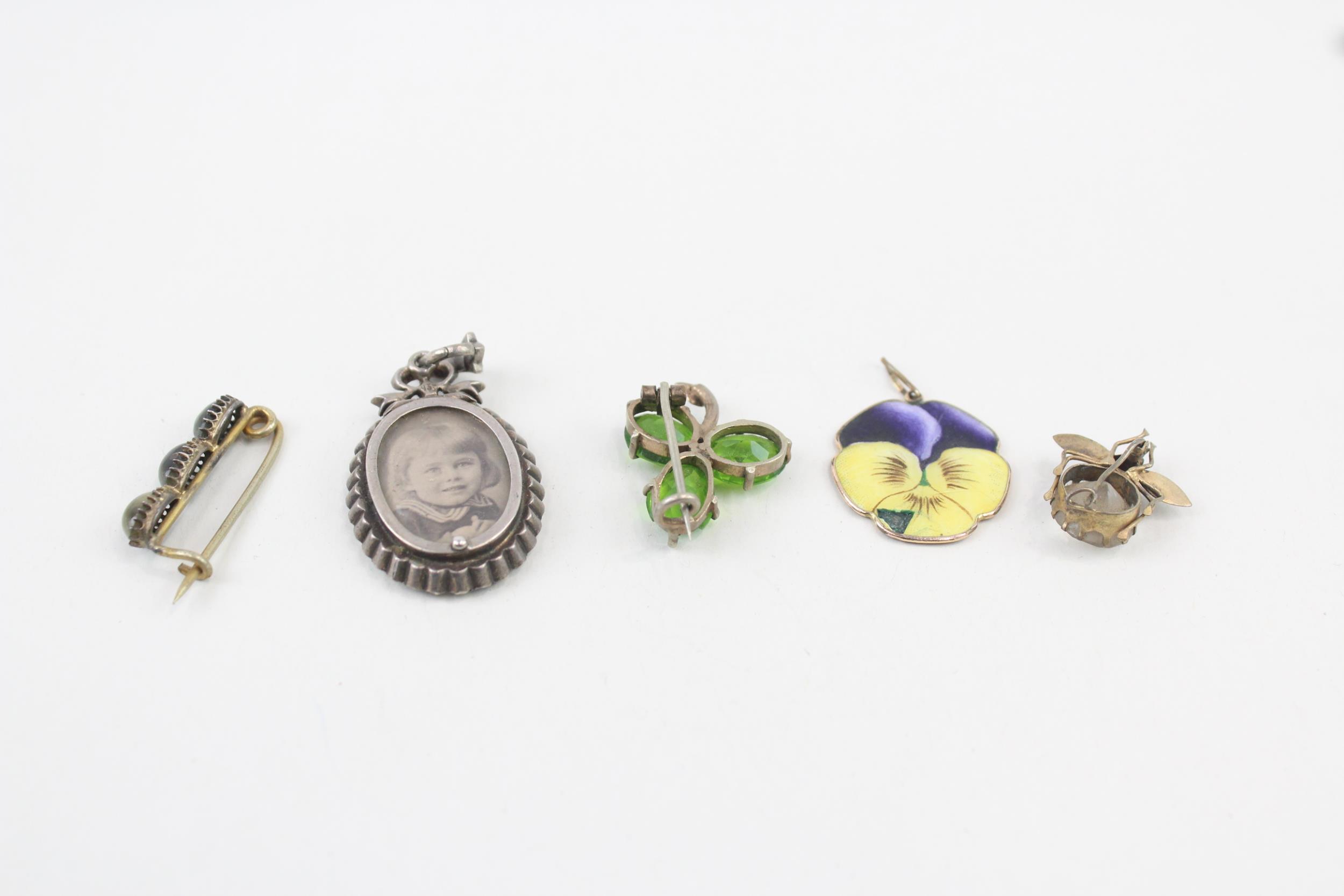 A collection of antique jewellery including double sided locket (19g) - Image 7 of 7