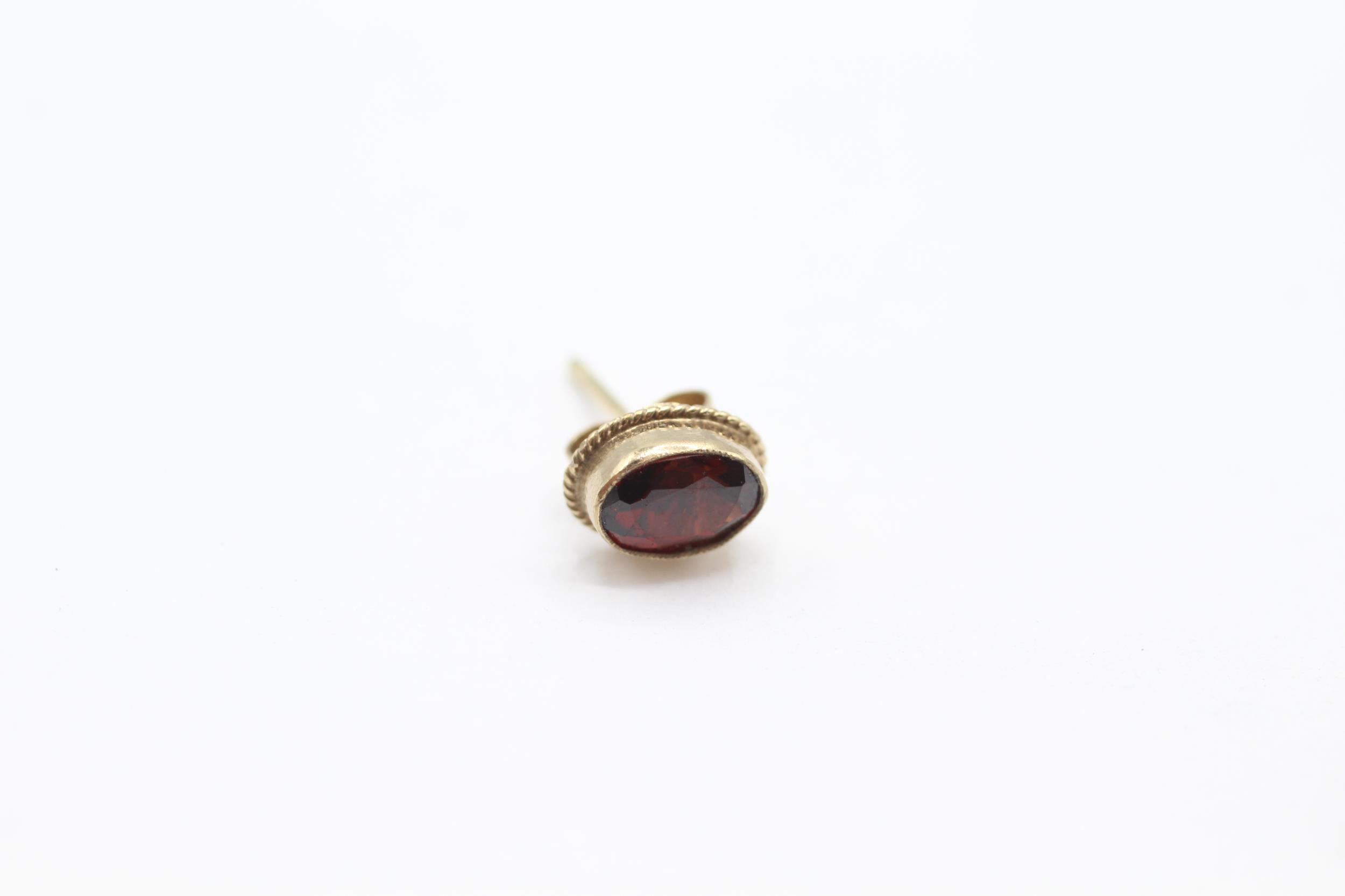 9ct gold garnet single stone stud earrings 1 g - Image 2 of 4