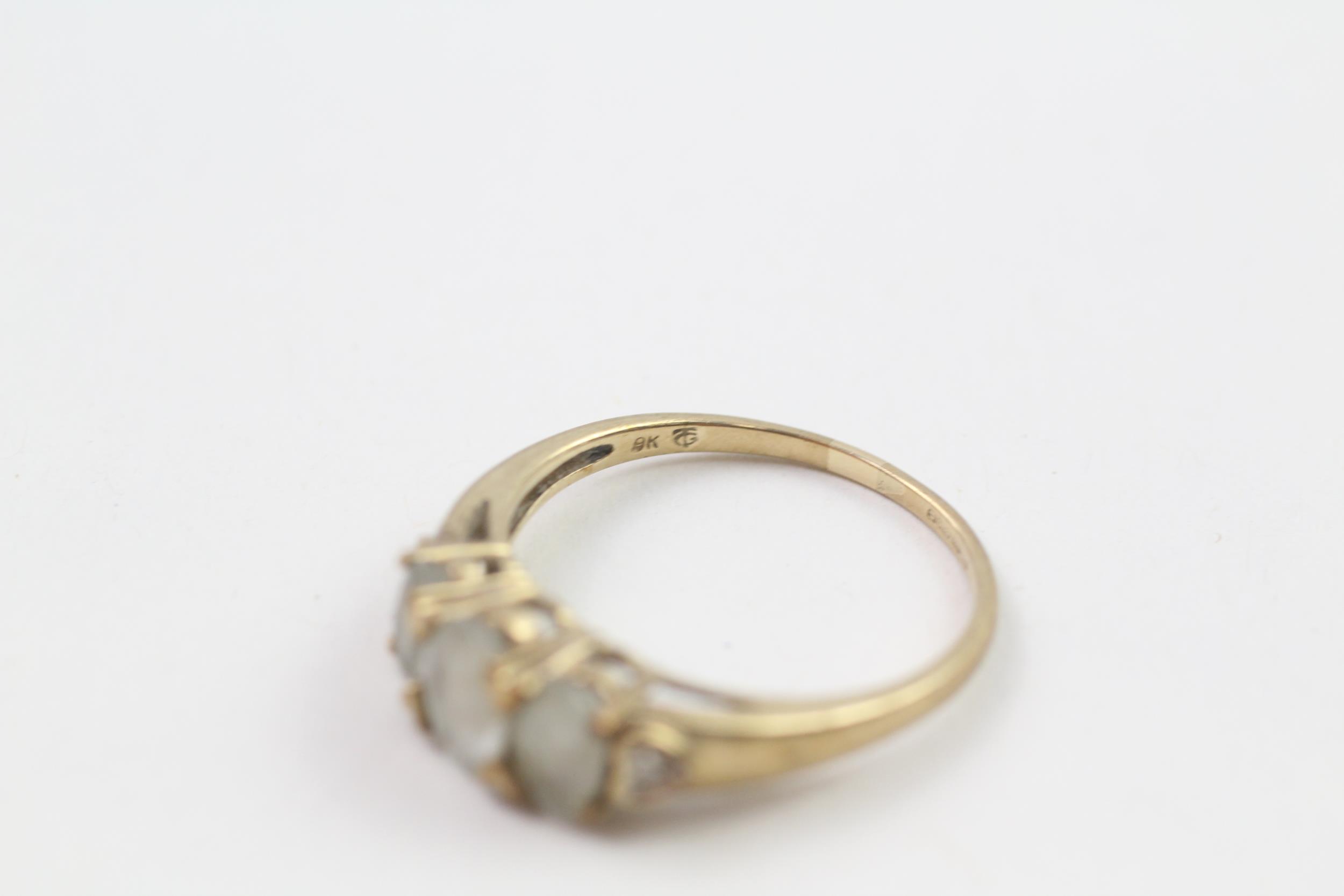 9ct gold aquamarine three stone ring with diamond set heart motif shank Size R 2.7 g - Image 4 of 4