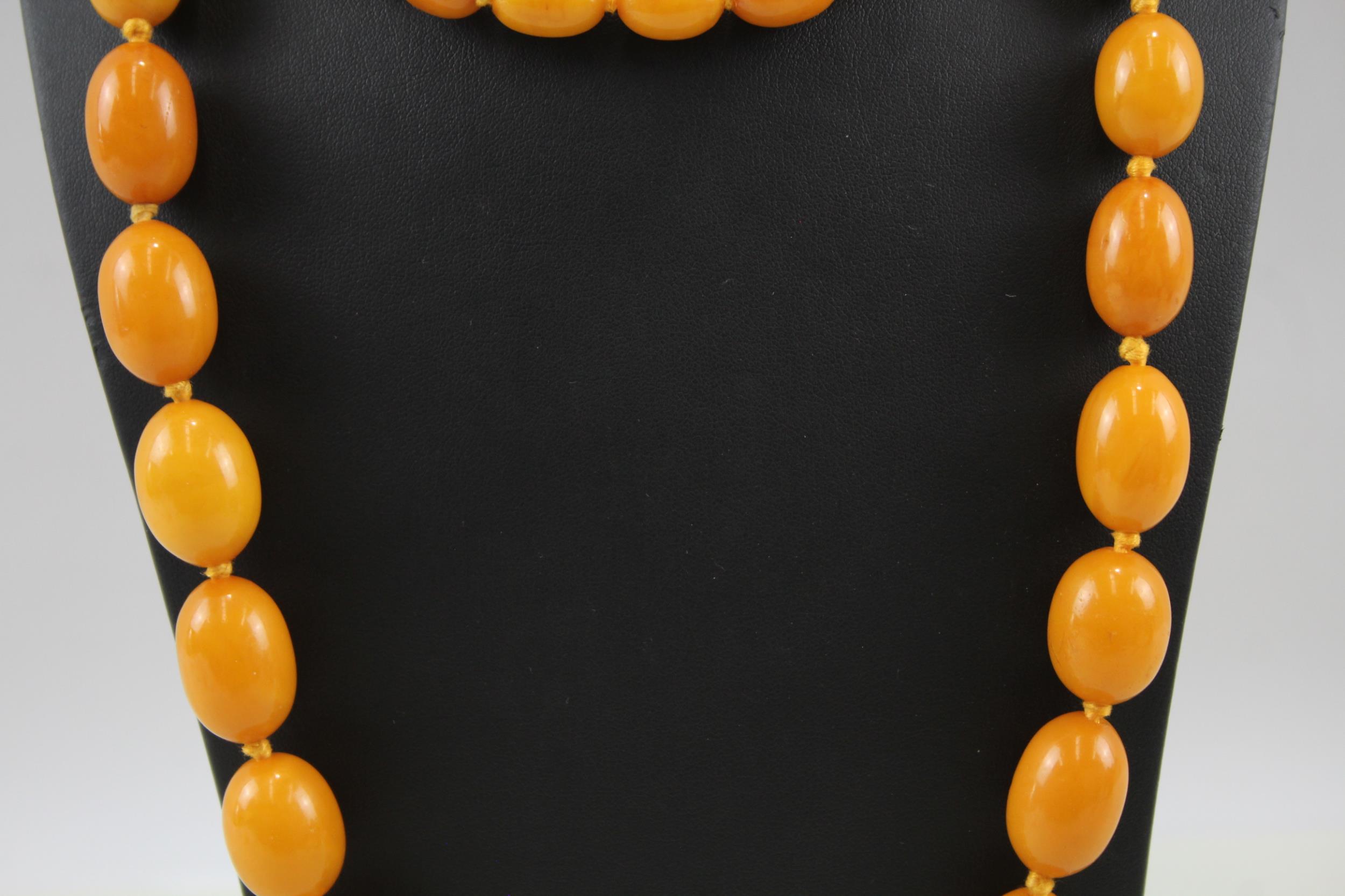 Bakelite graduated necklace individually knotted (121g) - Image 3 of 5