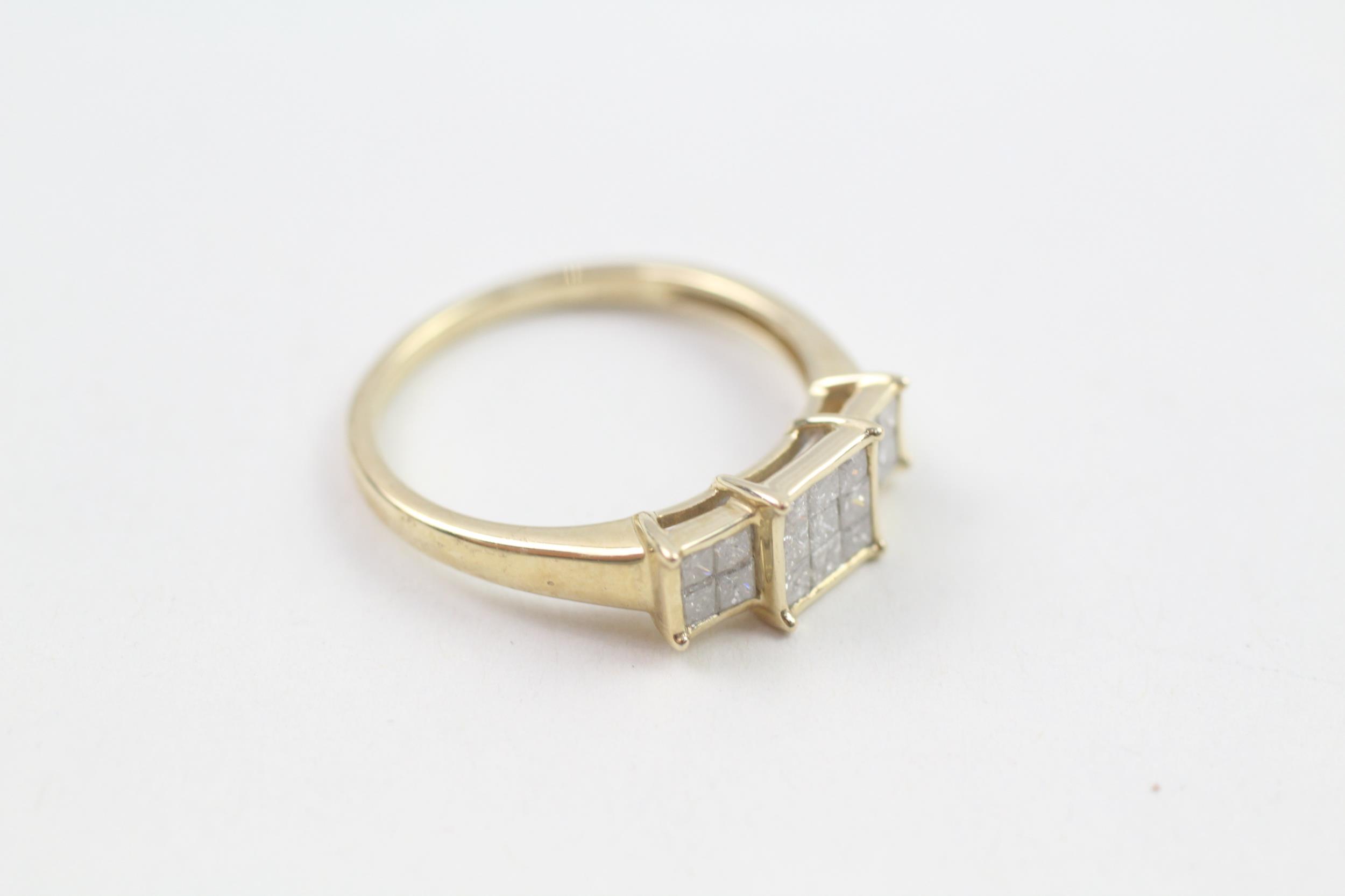 9ct gold square-shaped triple cluster ring Size Q 2.4 g - Image 2 of 4