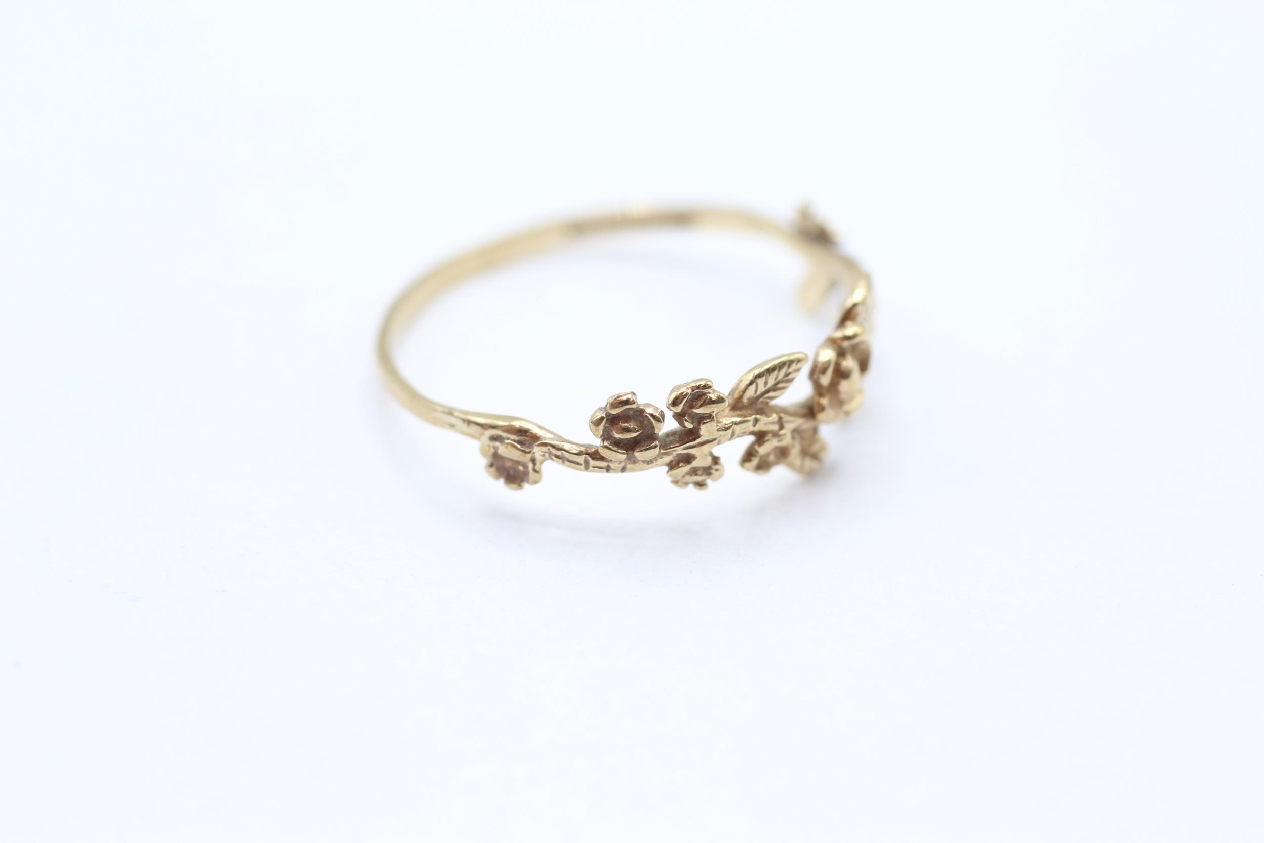9ct gold vintage floral patterned ring Size O 1 g - Image 2 of 5