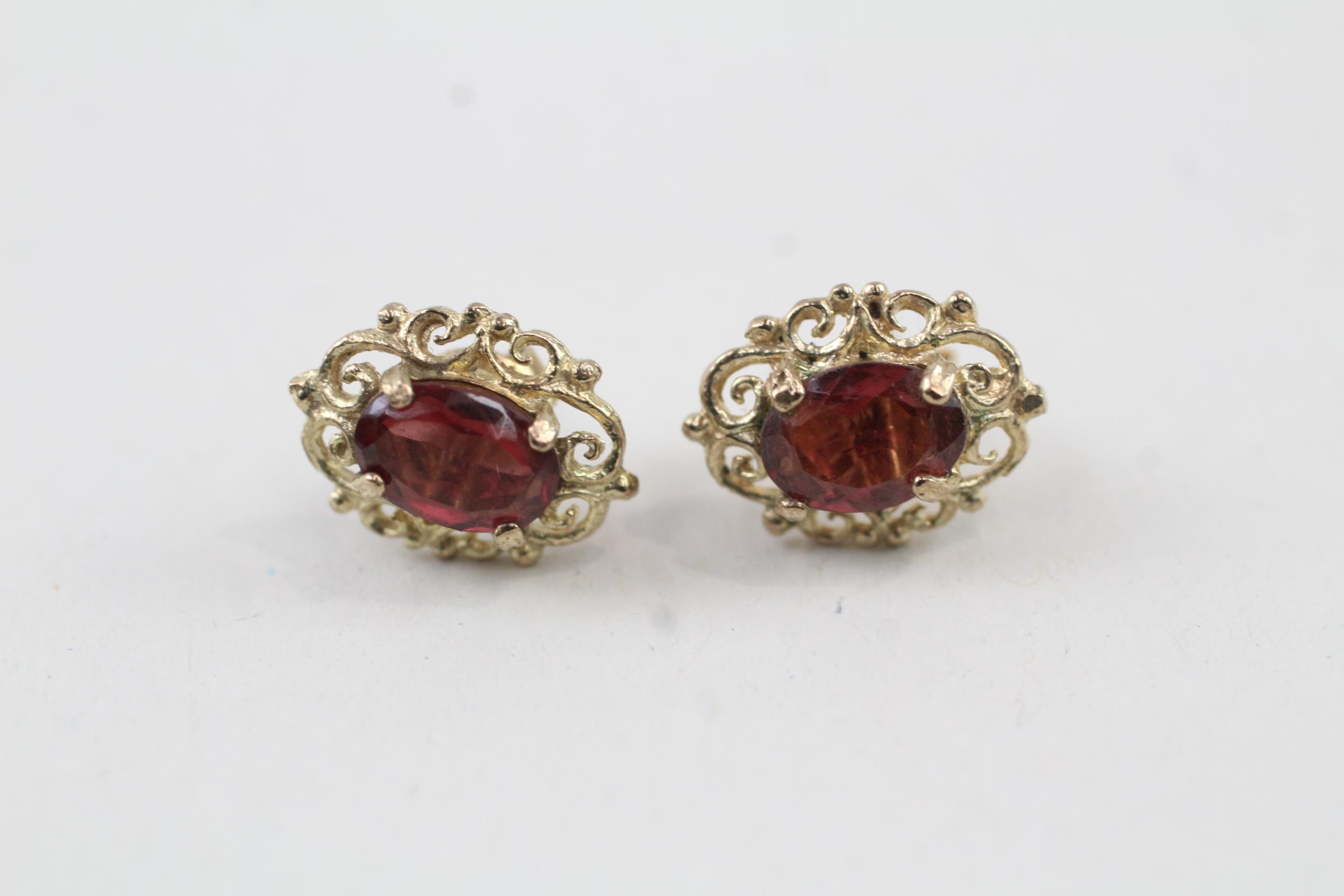 9ct gold garnet ornate stud earrings 1.5 g - Image 2 of 5