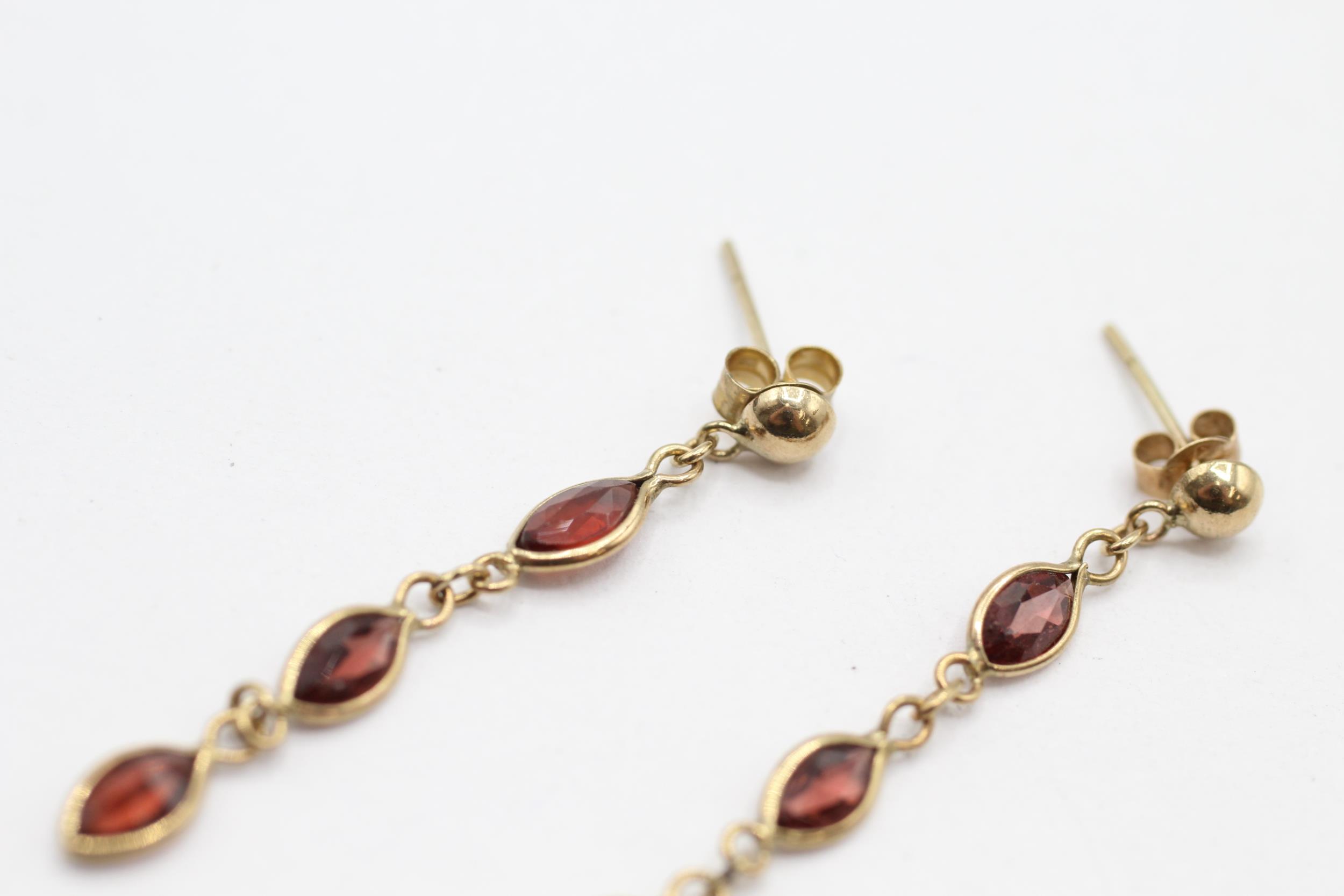 9ct gold marquise cut garnet set chain drop earrings 0.7 g - Image 3 of 5