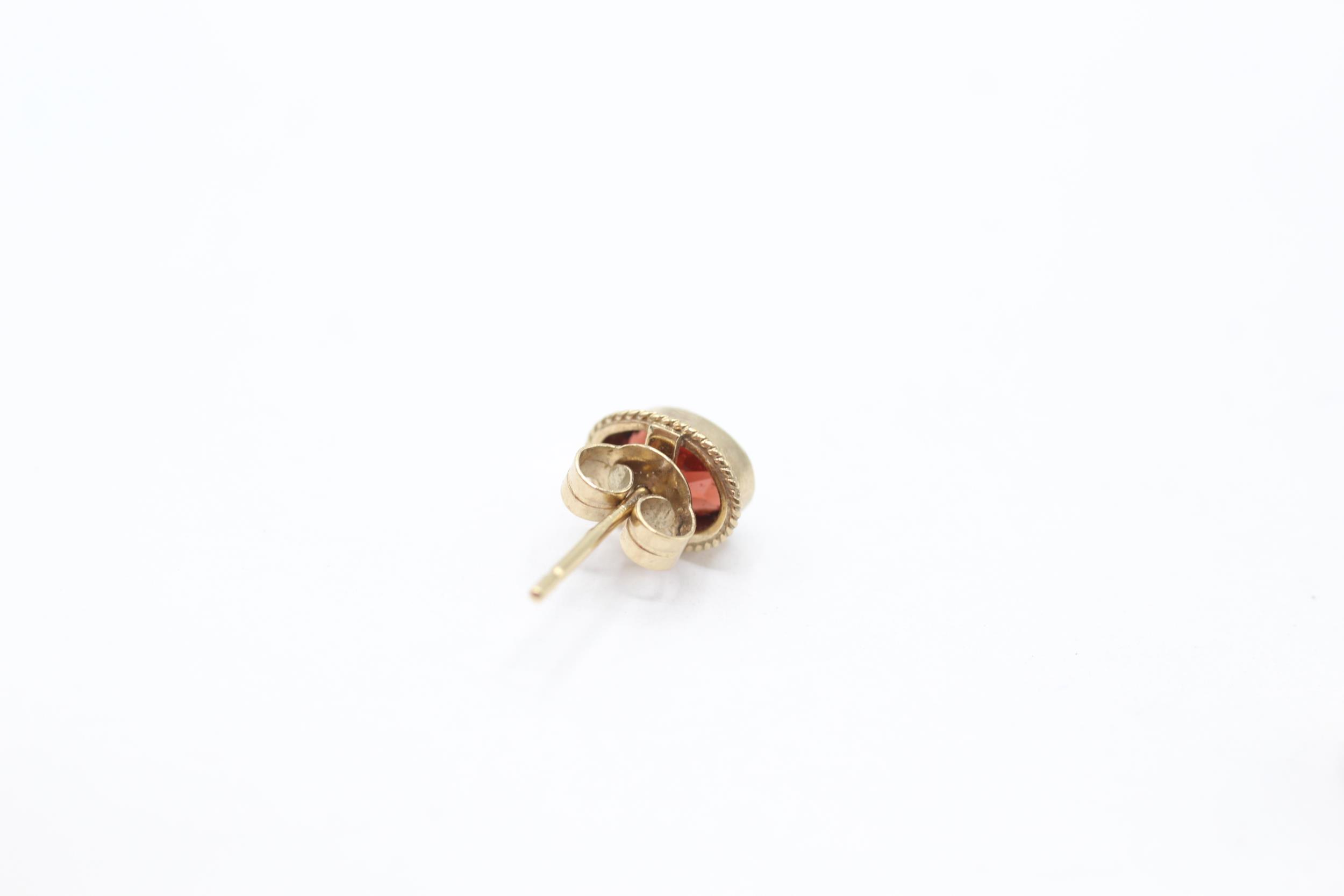 9ct gold garnet single stone stud earrings 1 g - Image 4 of 4