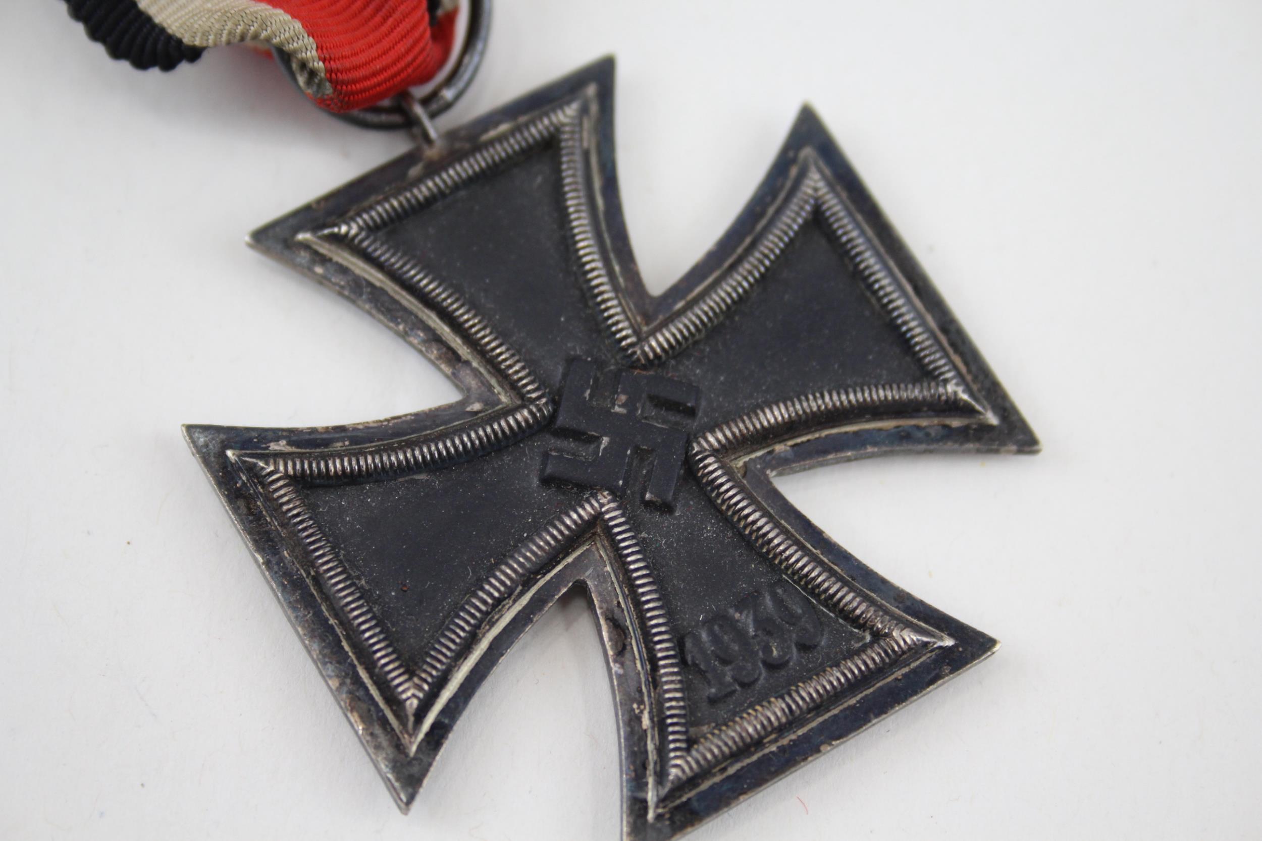 WW2 German Iron Cross 2nd Class - WW2 German Iron Cross 2nd Class In vintage condition Signs of - Image 2 of 4