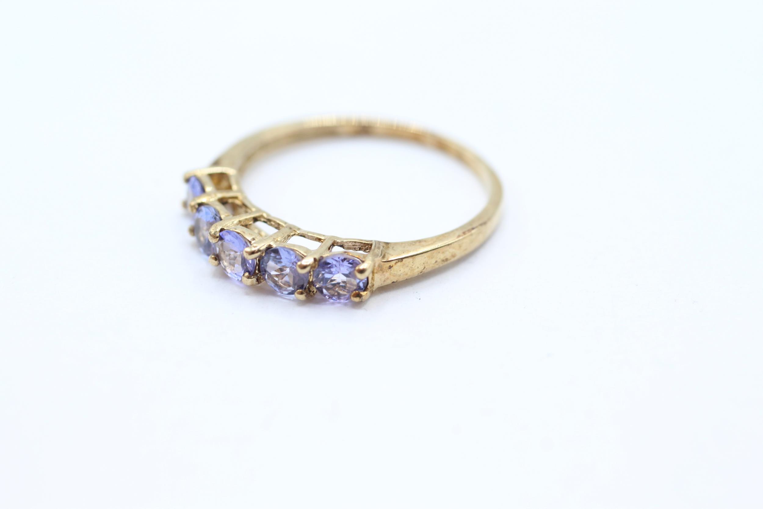 9ct gold tanzanite half eternity ring, claw set Size M 1.4 g - Image 3 of 4