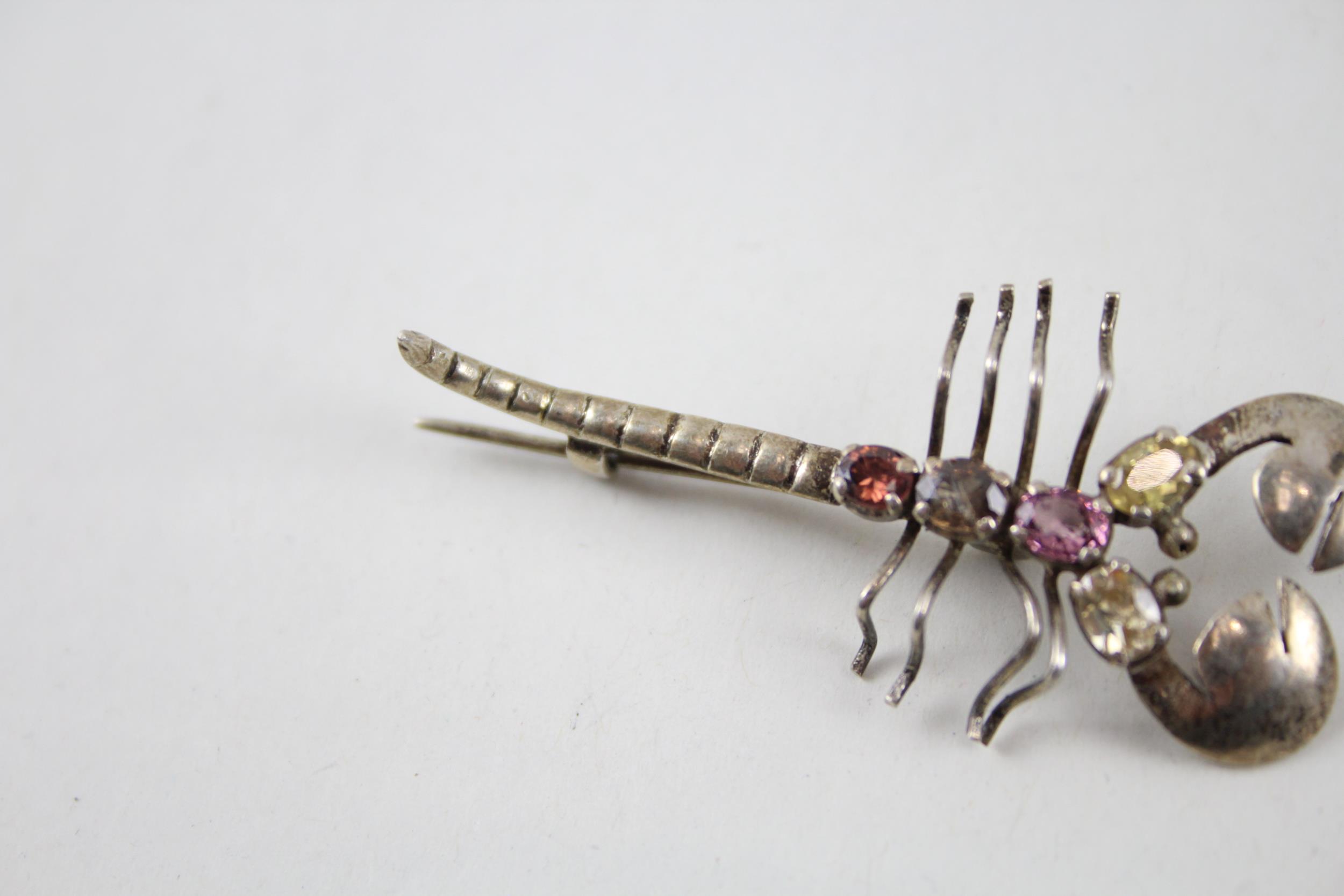 Silver 1930s scorpion brooch set with gemstones (3g) - Image 3 of 6