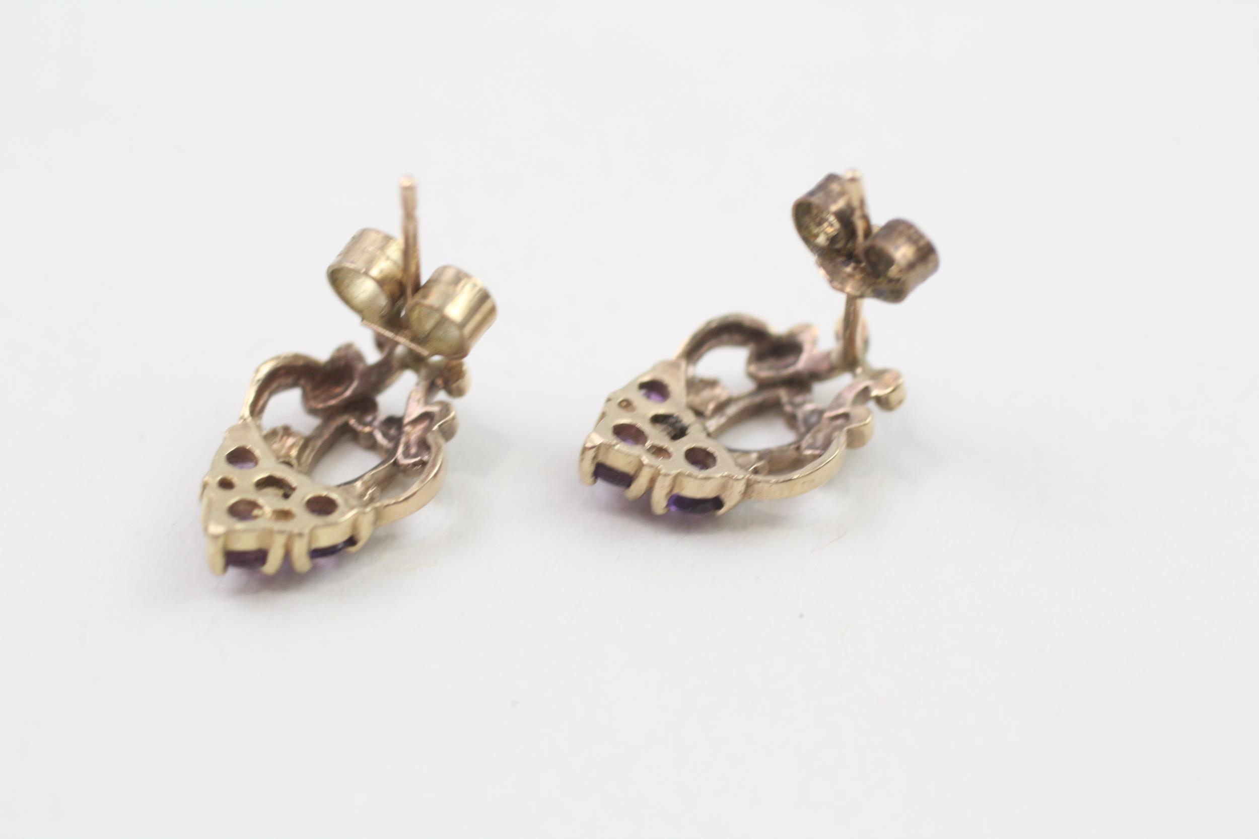 9ct gold patterned amethyst stud earrings, with scroll backs 1.7 g - Image 4 of 4