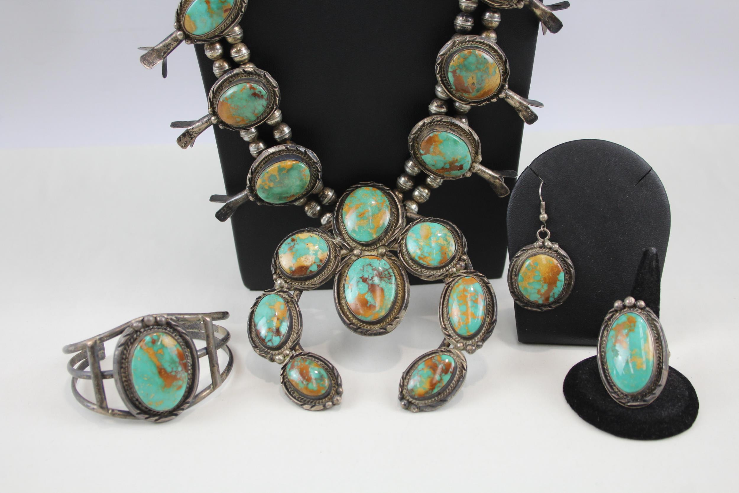 Silver Navajo jewellery set including squash blossom by Dave Pino (single earring) (315g) - Image 2 of 8